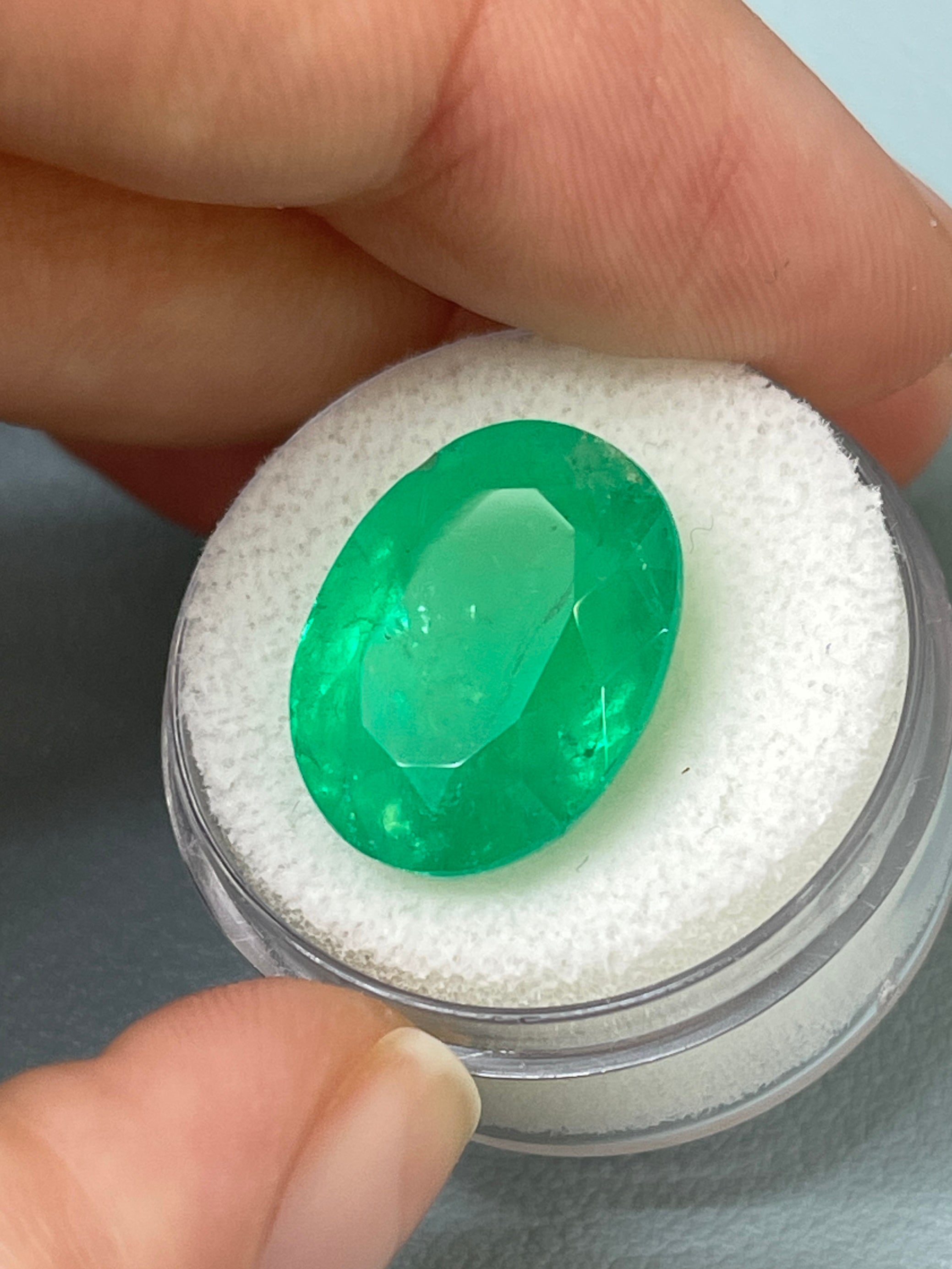 14.72 Carat Natural Colombian Emerald - 17.4x13.3mm Oval Cut Loose Gemstone, Vivid Grassy Green Color for Jewelry Making, Engagement Rings & Luxury Gifts