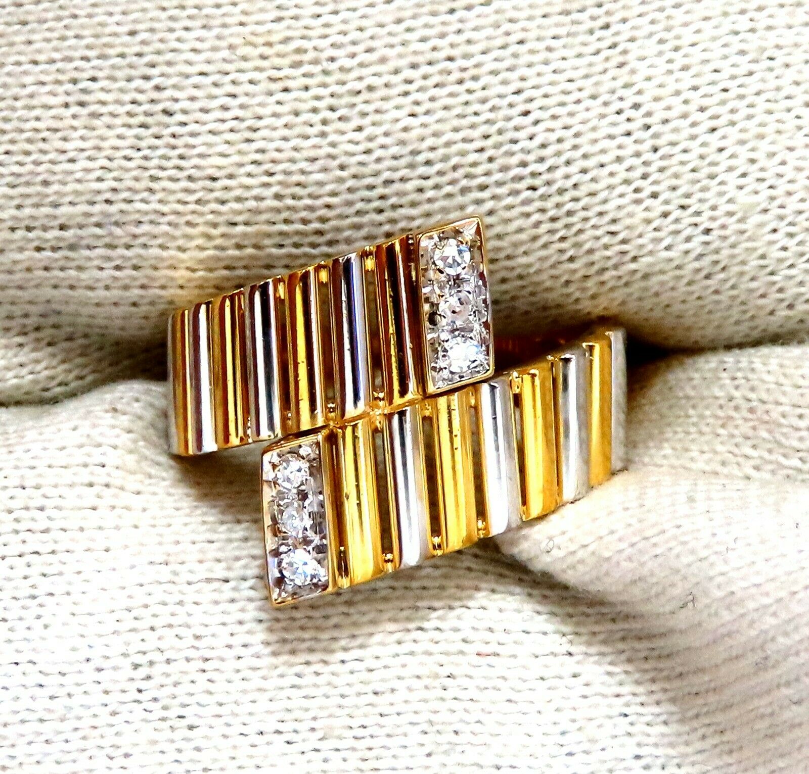 0.10ct Round Cut Diamond Ring in 18K Gold H/VS2 - Elegant Engagement & Wedding Band for Women