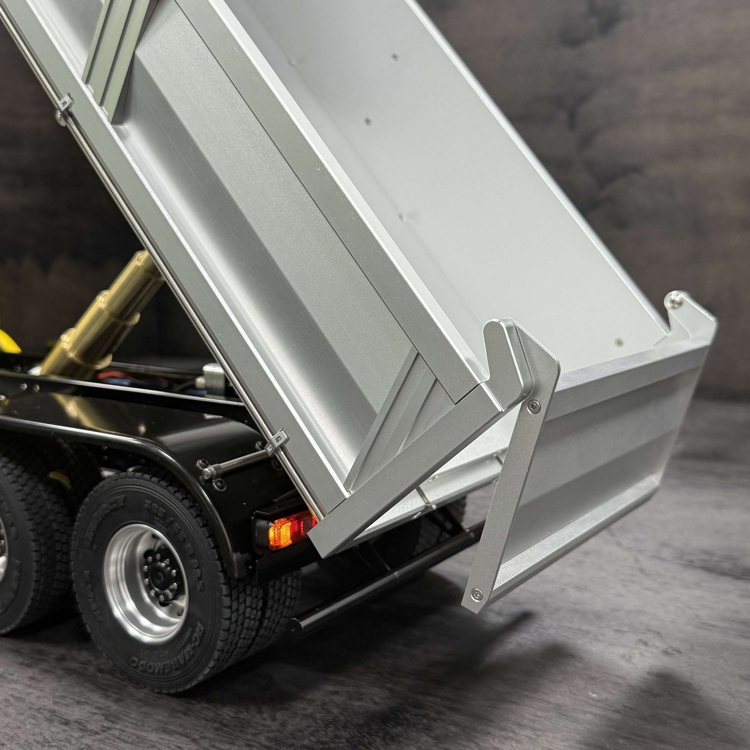 1/14 Scale RC Hydraulic Dumper Truck - 2 Speed Remote Control Tipper Car with Metal Chassis, Light & Sound Effects, No Lock Differential (3348 Model) - Perfect for Construction Site Play, Off-Road Racing and Collector's Display