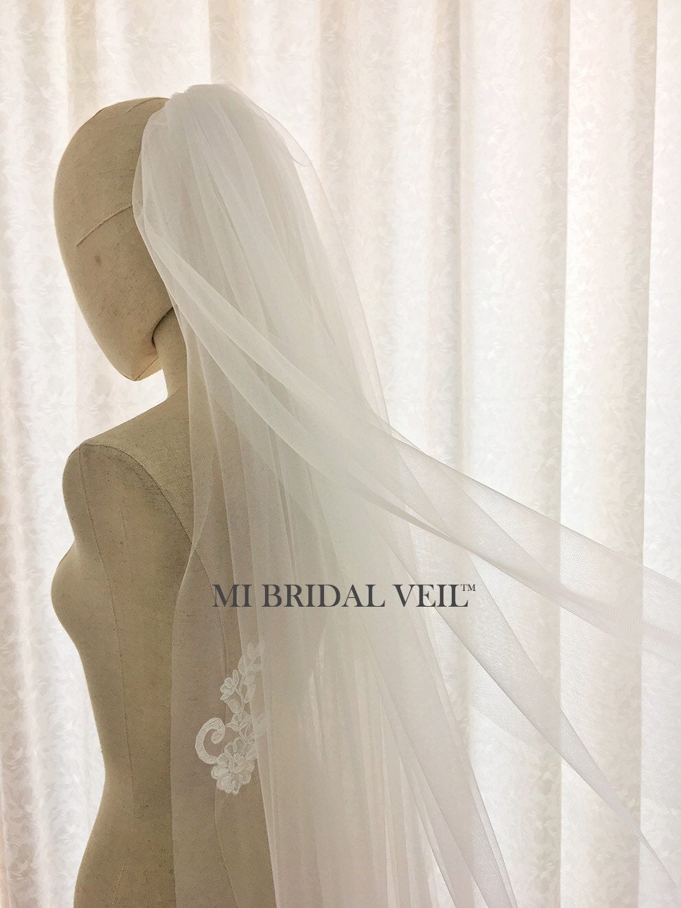 Elegant Cathedral Lace Wedding Veil with Appliqués and Blusher - Perfect for Bridal Ceremonies and Wedding Photos