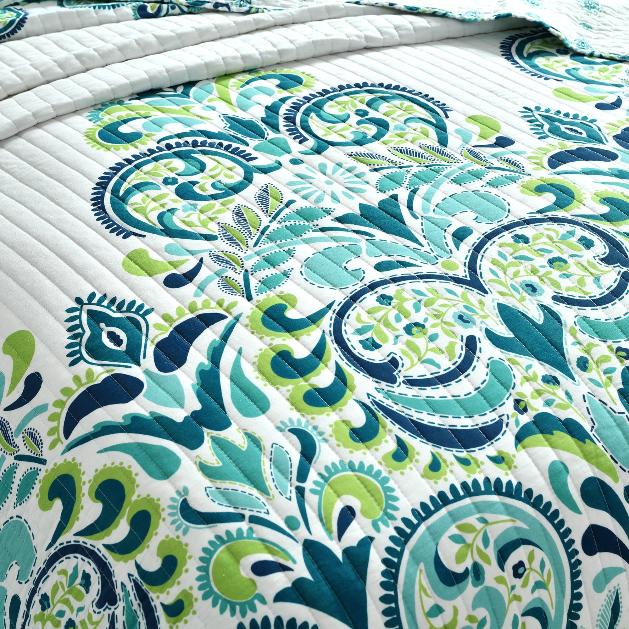 Clara Quilt 3-Piece Bedding Set - Soft Comforter, Pillow Shams & Bed Skirt - Queen Size Luxury Bedroom Decor for Cozy Sleep & Guest Room Makeover