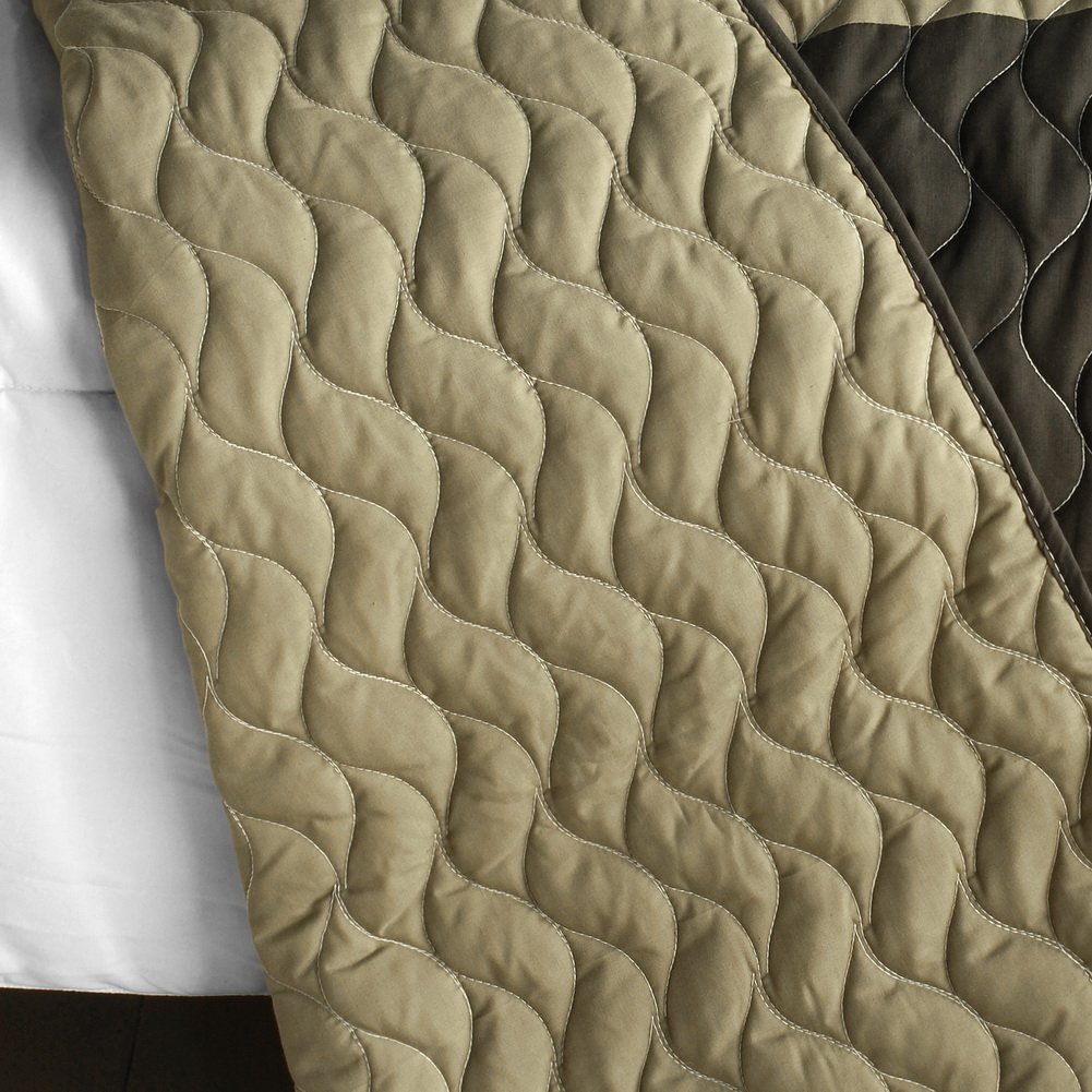 Believe Love 3-Piece Vermicelli-Quilted Patchwork Quilt Set - Full/Queen Size Bedding for Cozy Nights & Stylish Home Decor