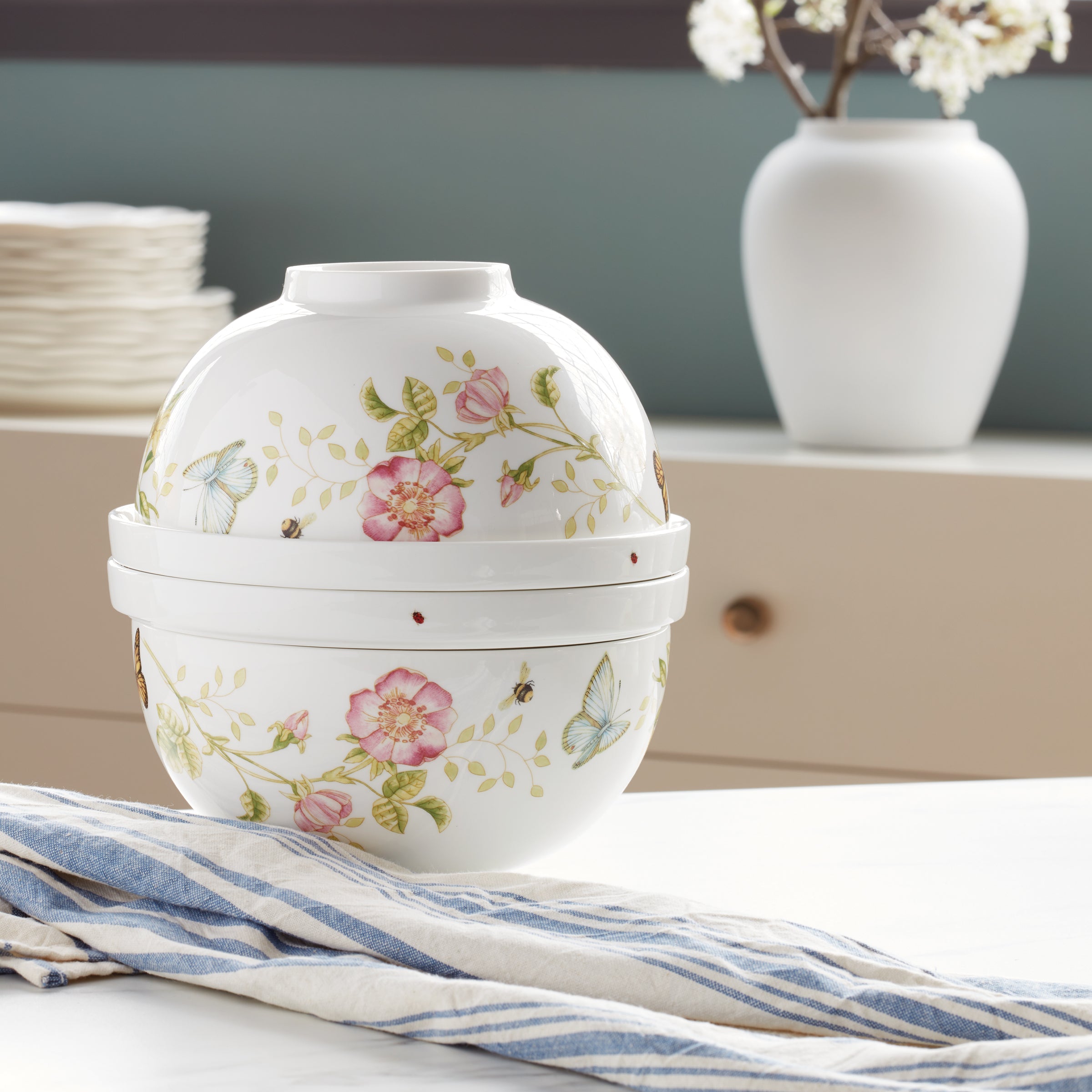 Butterfly Meadow 8-Piece Dinnerware Set - Elegant Porcelain Plates & Bowls for Everyday Dining, Dinner Parties & Home Decor
