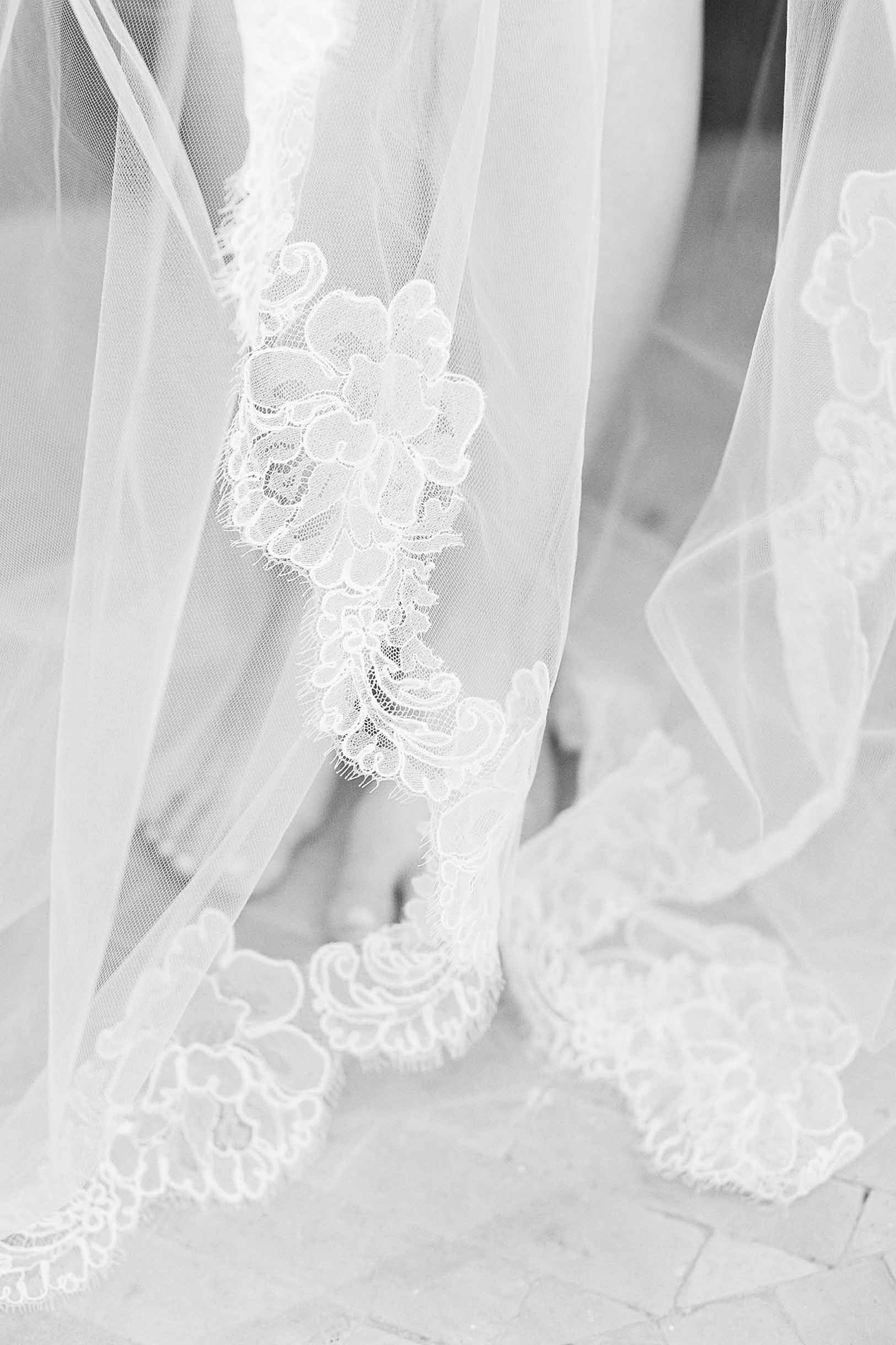 Elegant Ivory French Lace Scallop Edge Cathedral Wedding Veil - Perfect for Bridal Gowns, Formal Weddings & Romantic Ceremonies