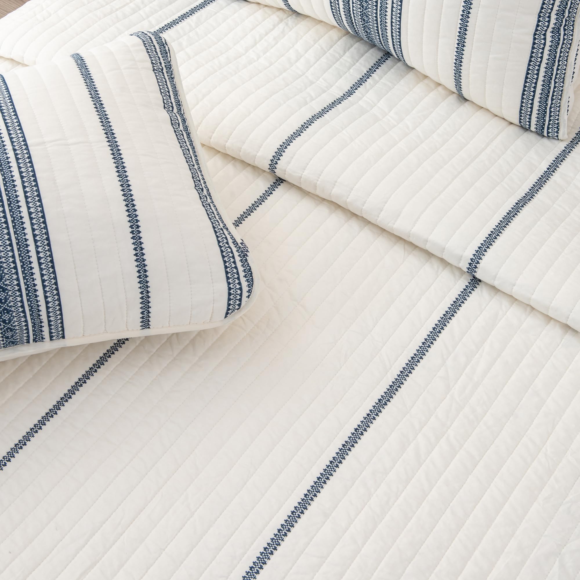 Great Bay Home King Size Reversible Quilt Set - All Season Lightweight Bedspread Coverlet with 2 Pillow Shams - Modern Navy & White Striped Design for Bedroom Decor - Perfect for Guest Rooms, Master Bedrooms & Cozy Home Styling