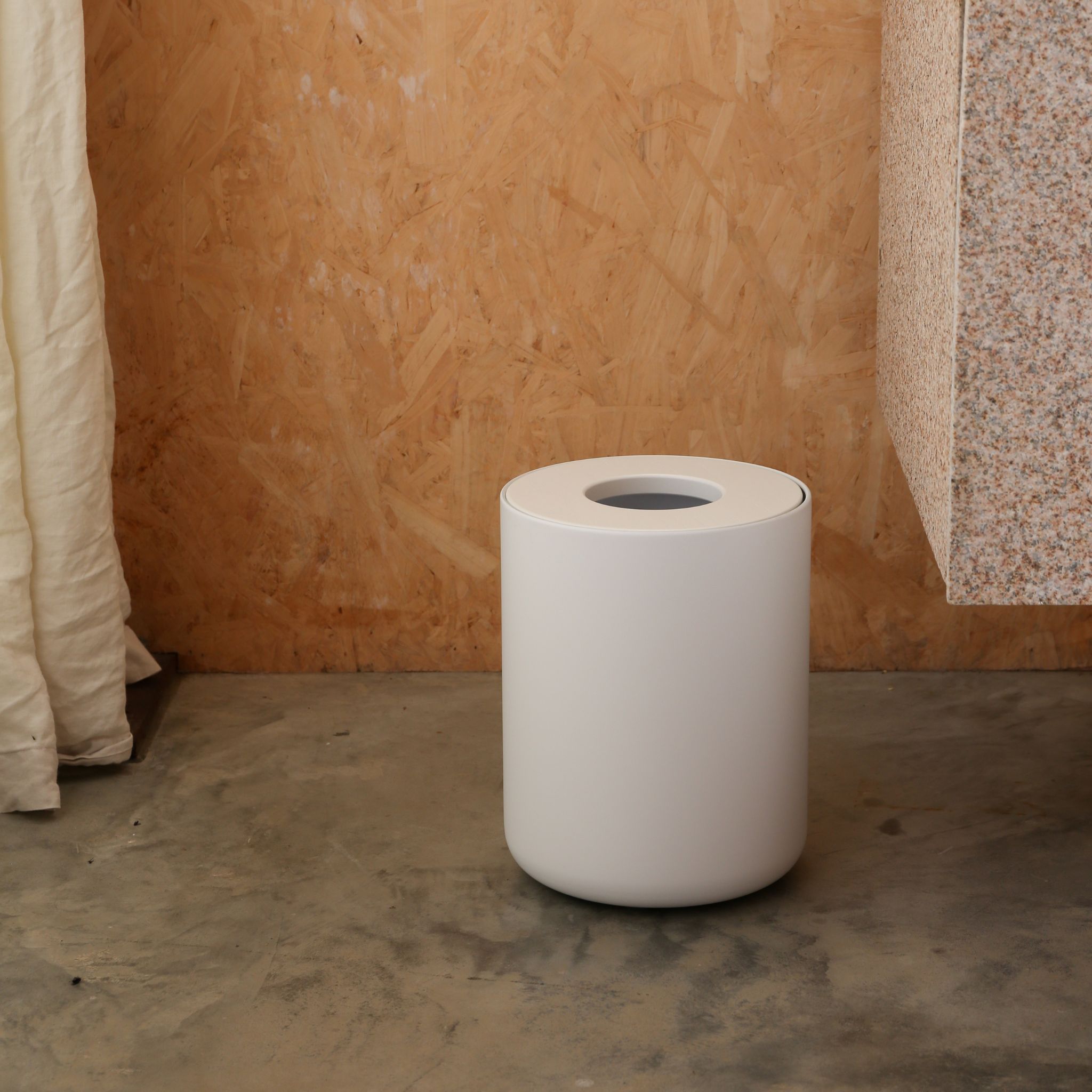 DESIGNSTUFF Round Trash Can - White, 10 Gallon Small Wastebasket for Bathroom, Bedroom, Office & Kitchen | Durable Plastic Bin with Lid