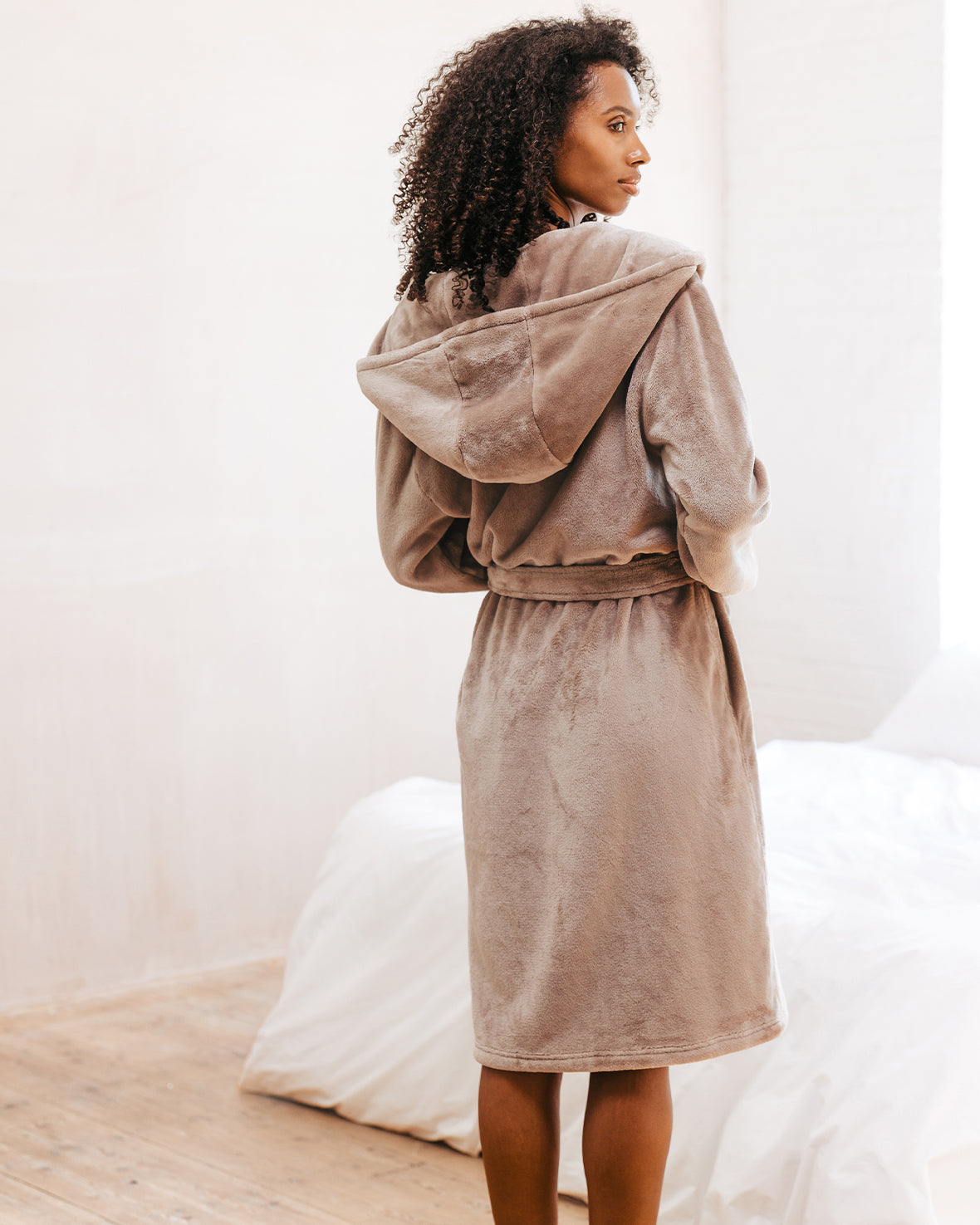 Cozy Fleece Dressing Gown for Women & Men - Soft Beige Bathrobe for Spa, Lounge & Winter Warmth