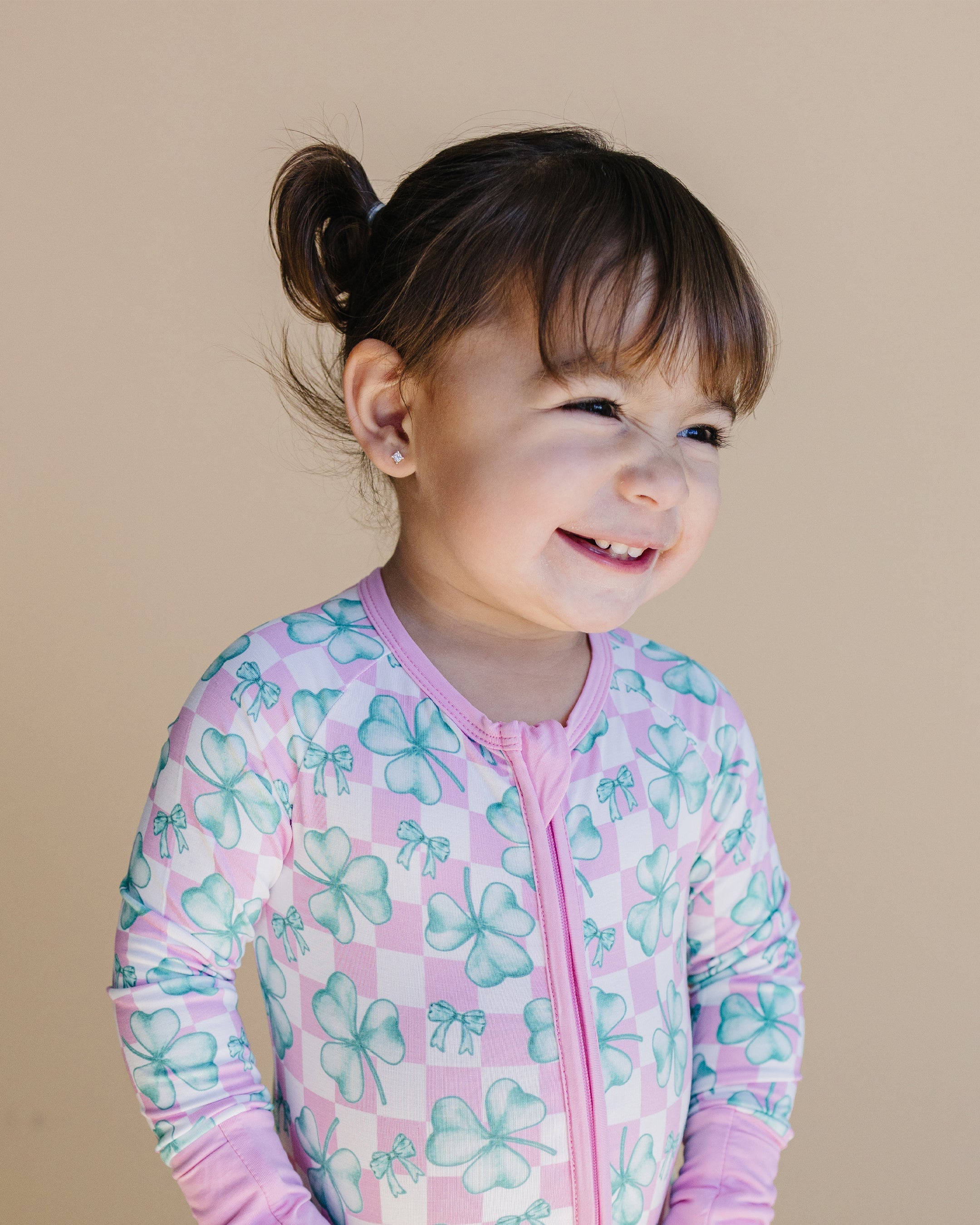 Organic Bamboo Zip Romper for Babies - Shamrock & Bows Design - Soft & Breathable One-Piece Outfit for Newborns & Infants - Perfect for Playtime, Sleepwear & Photo Shoots