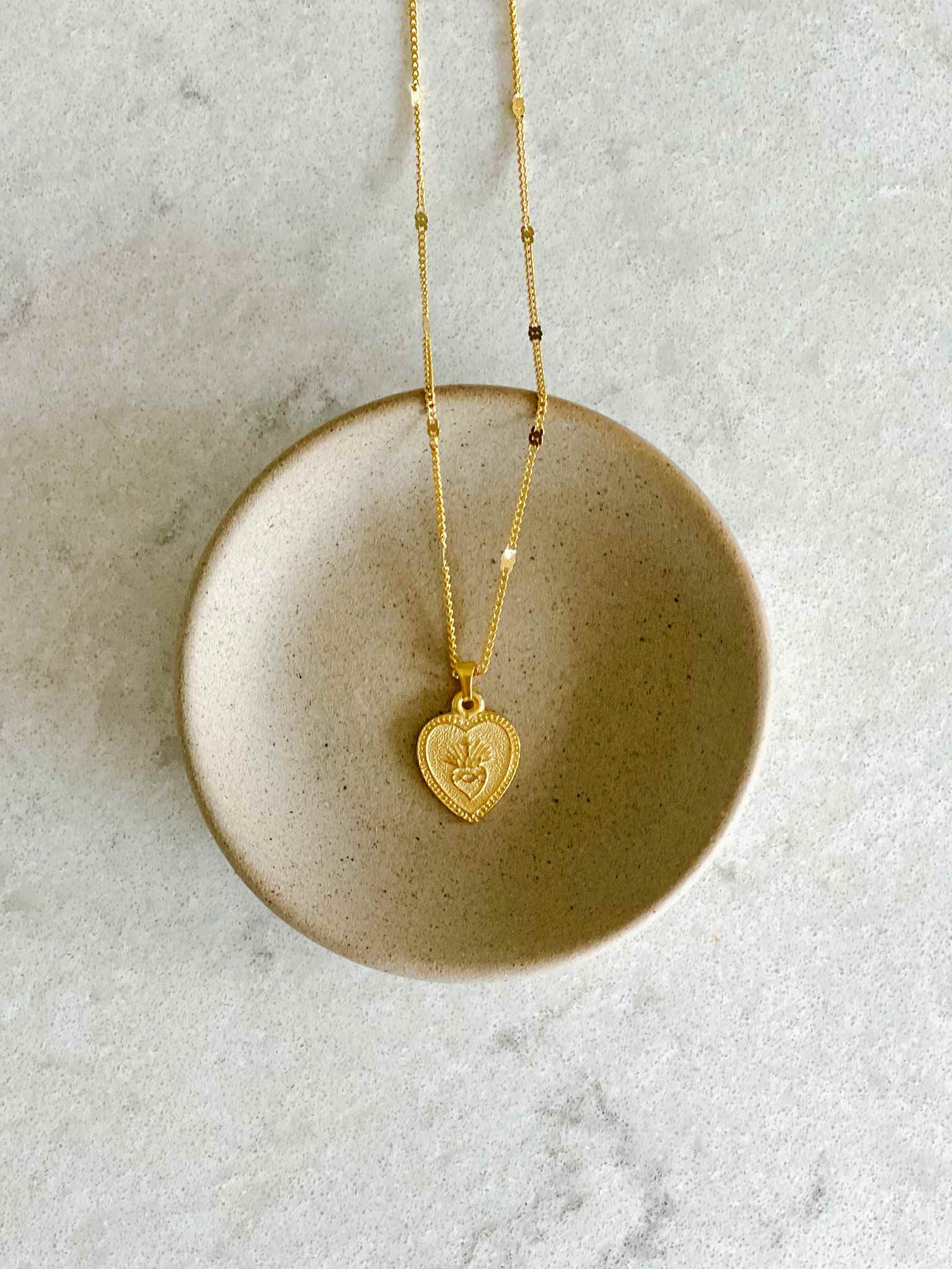 Sacred Heart Necklace for Women - Elegant Heart Shaped Pendant with 18K Gold Plating - Perfect Gift for Valentine's Day, Anniversary & Religious Occasions