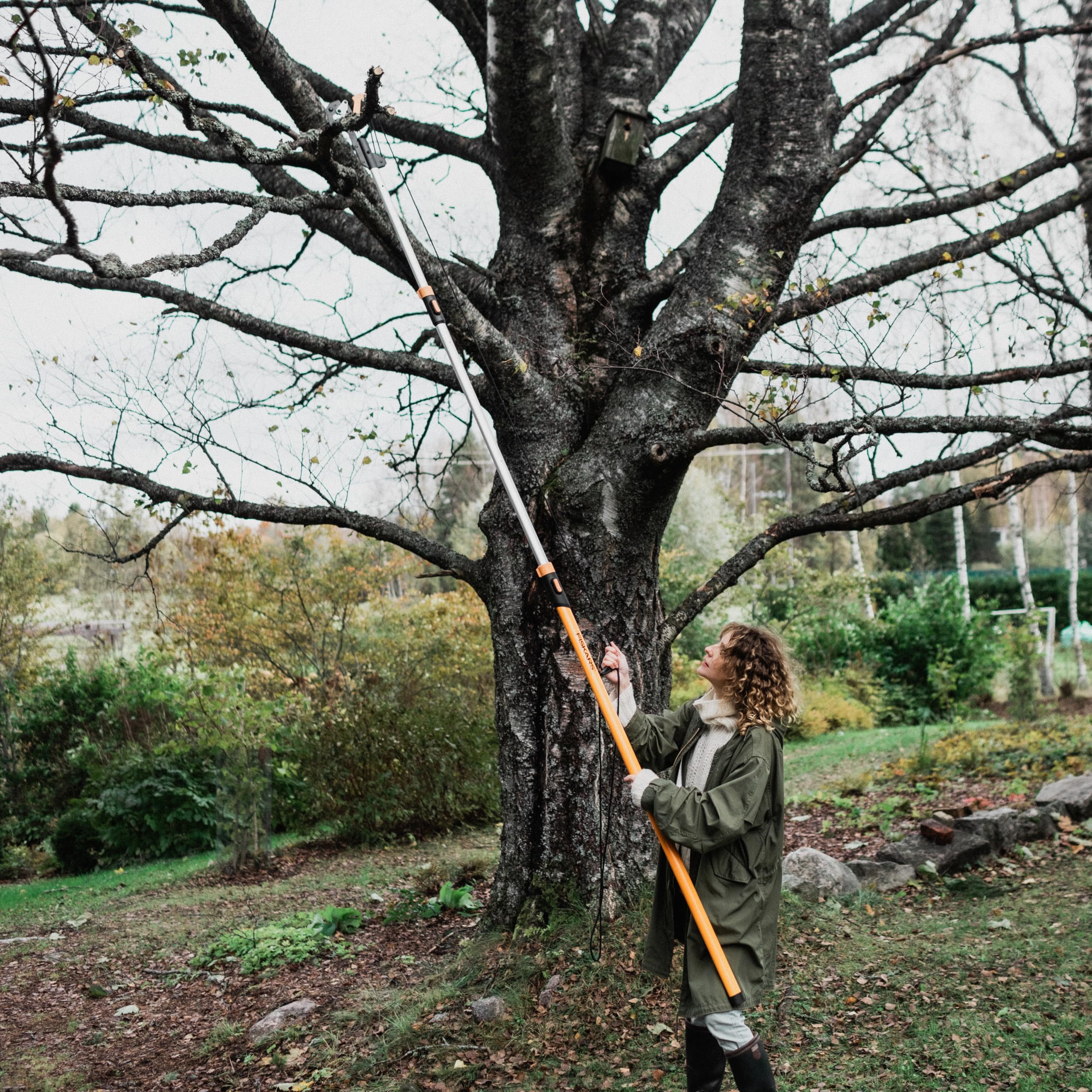 Fiskars 7ft-14ft Extendable Pole Saw & Tree Pruner - Power-Lever Technology for Easy Cutting - Heavy Duty Garden Tool for Tree Trimming & Pruning (Black/Orange) - Perfect for Lawn Care, Landscaping & Outdoor Maintenance