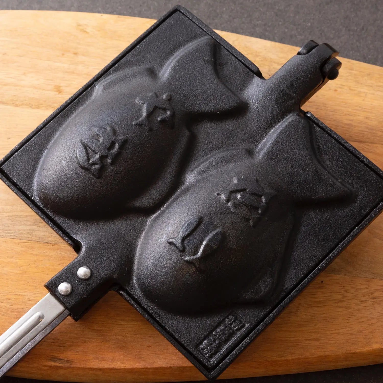Iwachu Nambu Cast Iron Taiyaki Pan - Traditional Japanese Fish-Shaped Waffle Maker for Homemade Desserts | Perfect for Red Bean Paste, Custard & Sweet Fillings | Great for Home Baking, Tea Parties & Japanese Cultural Events
