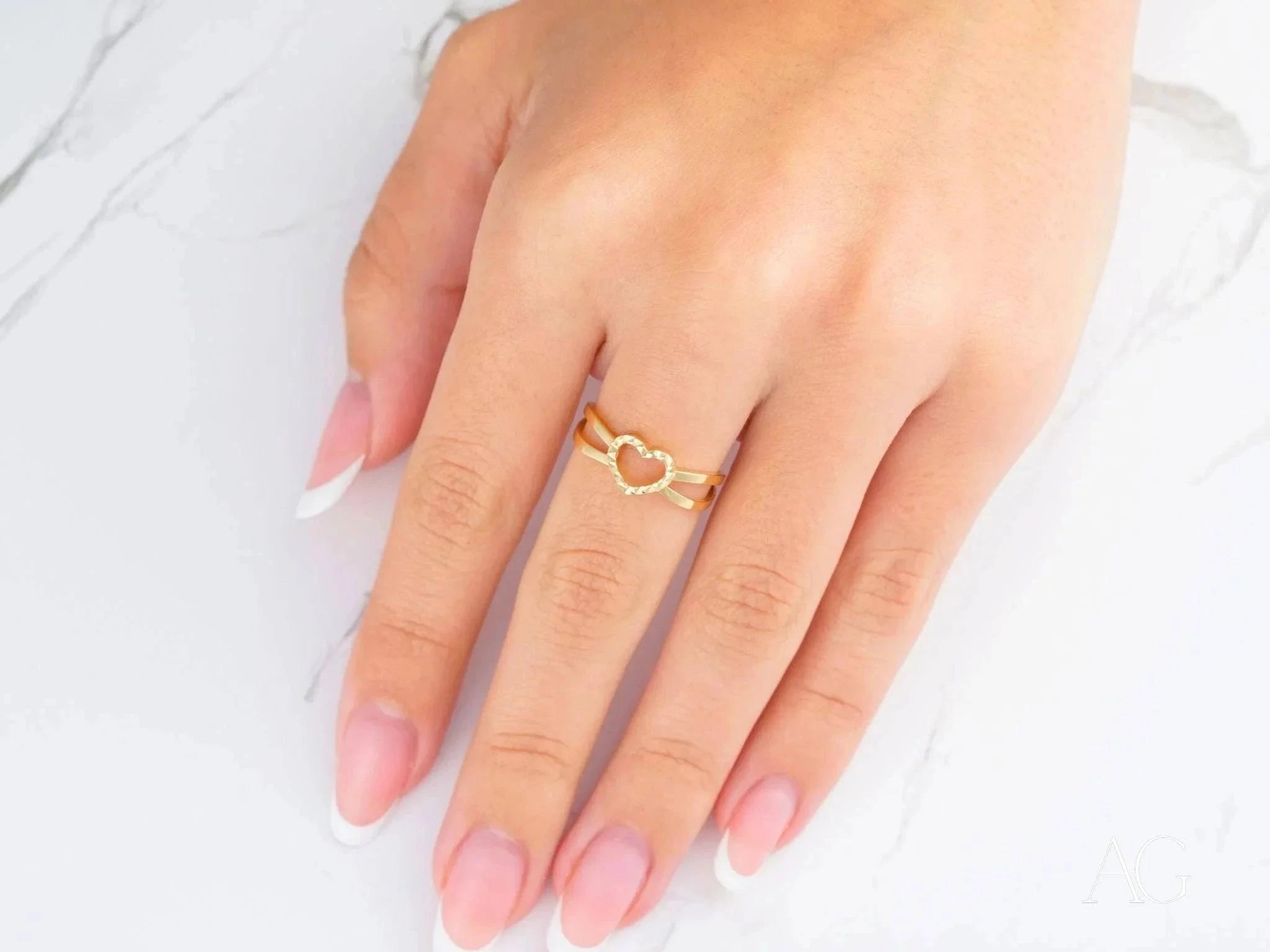 18K Yellow Gold Heart Ring - Elegant & Timeless Love Symbol Jewelry for Women, Perfect for Anniversaries, Engagements & Romantic Gifts