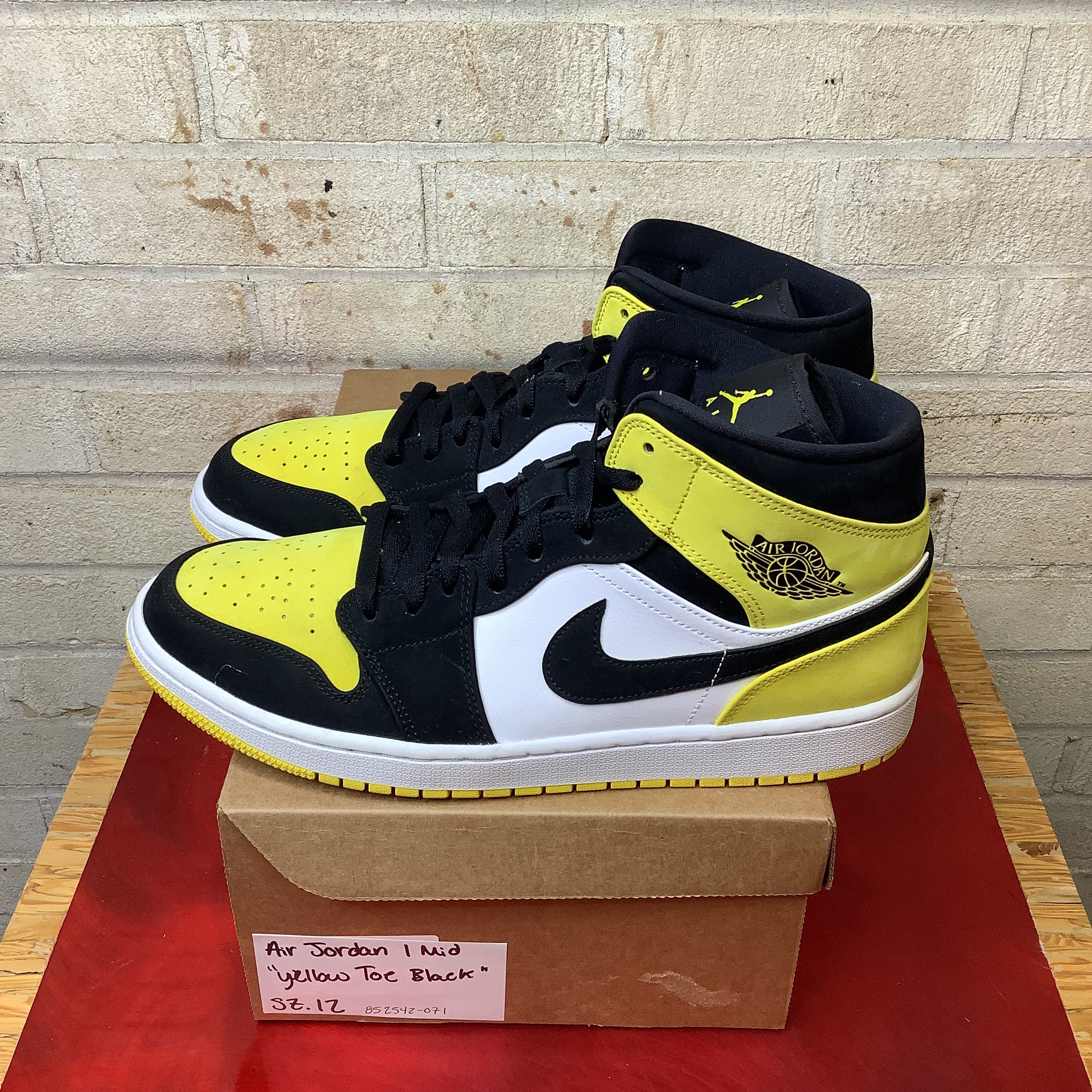 AIR JORDAN 1 MID YELLOW TOE BLACK SIZE 12 852542 071 - Men's Basketball Sneakers for Streetwear & Casual Outfits