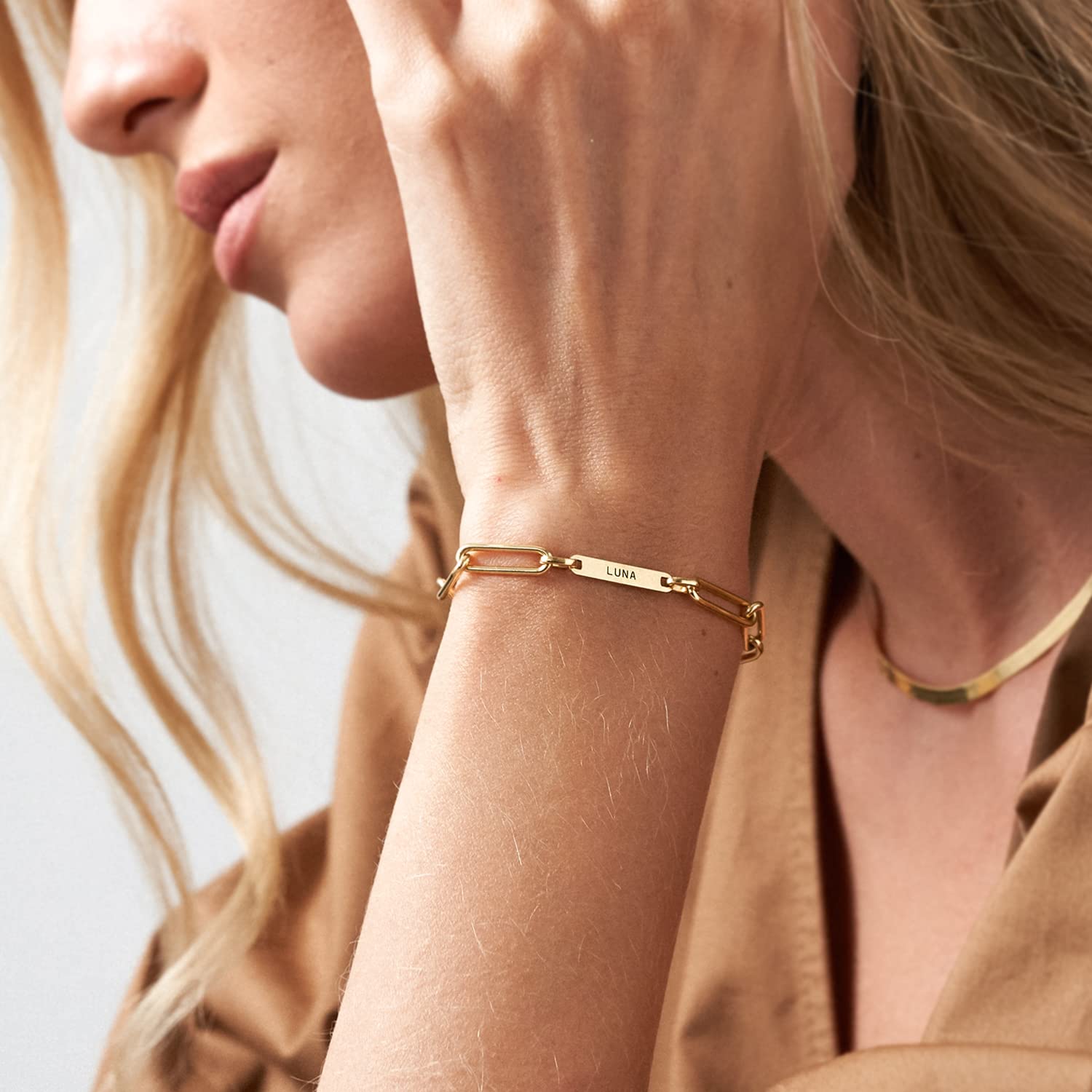 OAK & LUNA Personalized Ivy Name Paperclip Chain Bracelet - Custom Engraved Jewelry Gift for Women, Mom, Her - Mother's Day, Christmas, Birthday Present - Perfect for Everyday Wear, Date Nights & Special Occasions