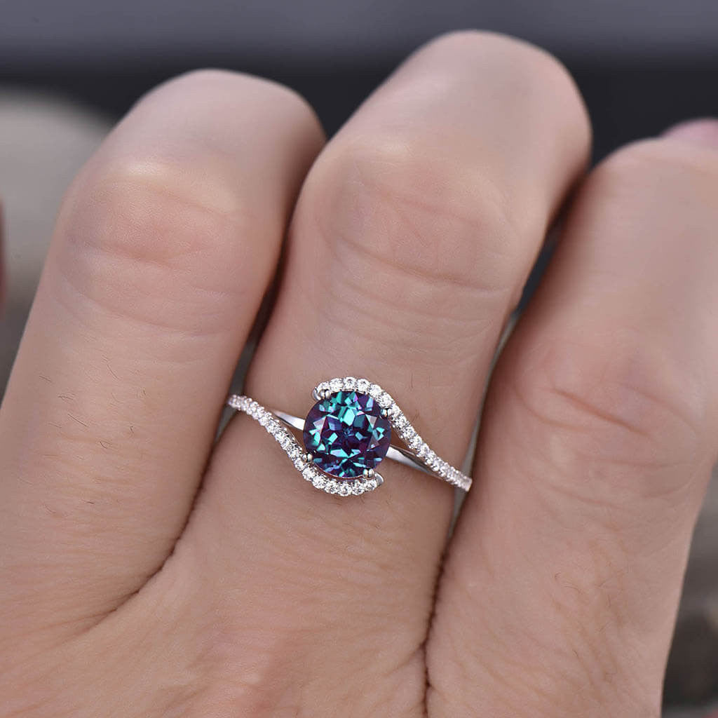 Exquisite 6.5mm Round Alexandrite Ring in 14K/18K Yellow Gold - Elegant Curved Design for Engagement, Anniversary & Special Occasions