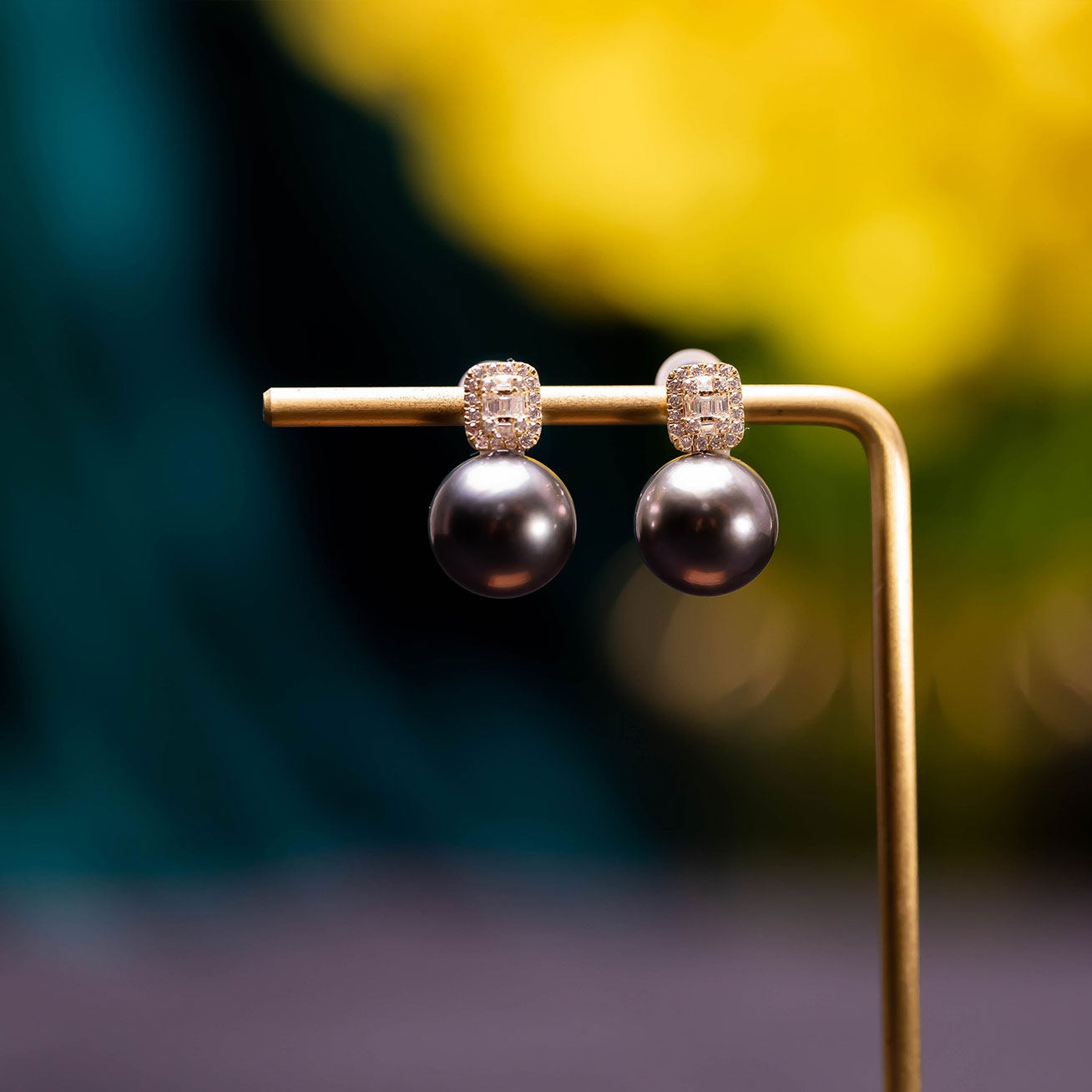 18K Solid Gold Tahitian Pearl Earrings for Women - Luxury Stud Earrings with Black Pearls - Perfect for Weddings, Parties & Special Occasions - KE00028