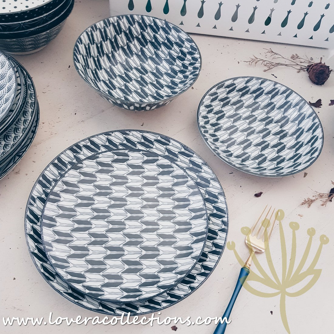 Awasaka Black & White Modern ARROWS Dinnerware Set - 16-Piece Porcelain Plates, Bowls & Mugs - Elegant Tableware for Dinner Parties, Restaurants & Home Decor (60% Off Limited Time Sale)