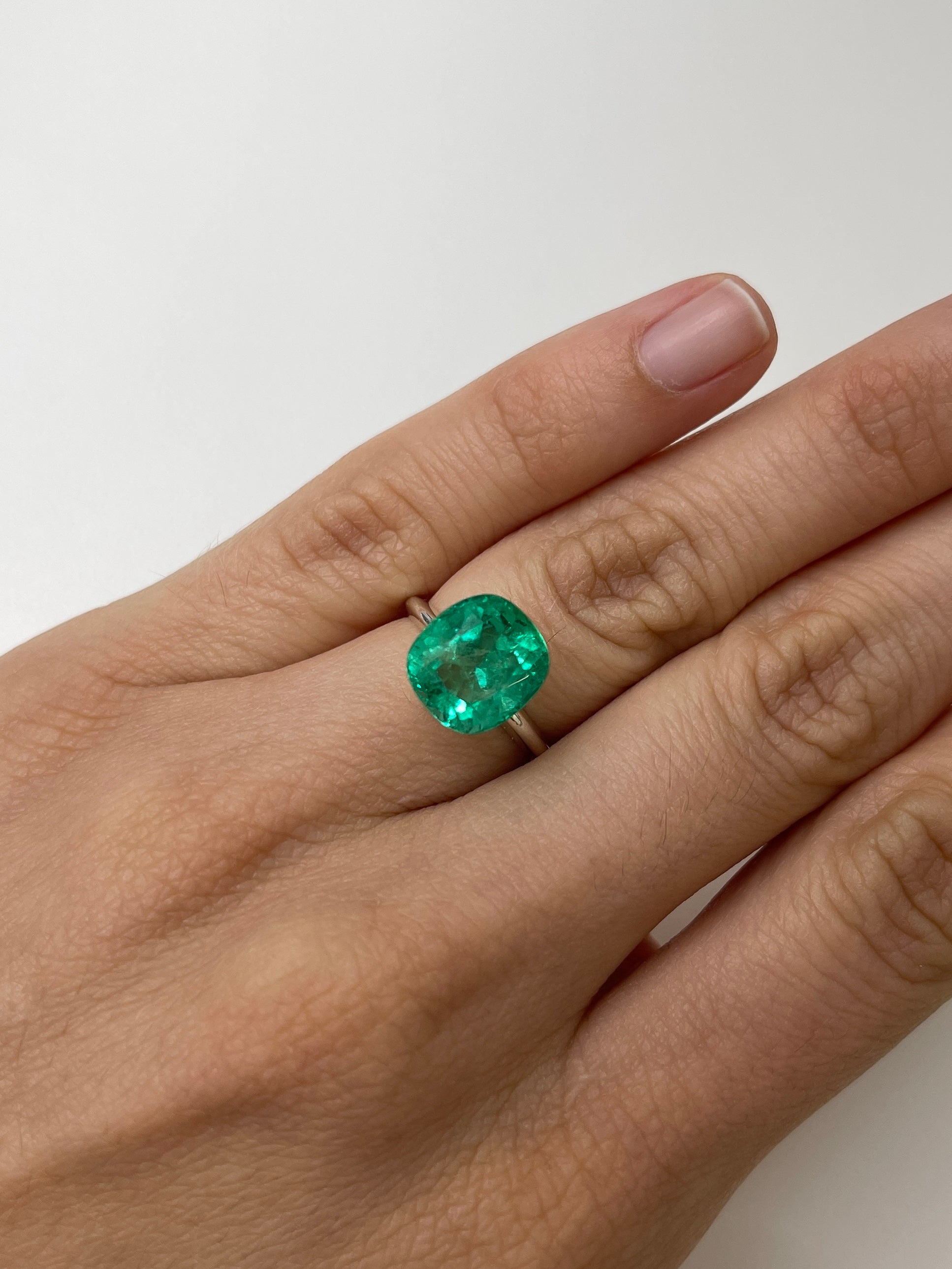5.72 Carat Vivid Bluish Green Natural Colombian Emerald - 11.2x10mm Cushion Cut Loose Gemstone for Jewelry Making, Engagement Rings & Luxury Collections