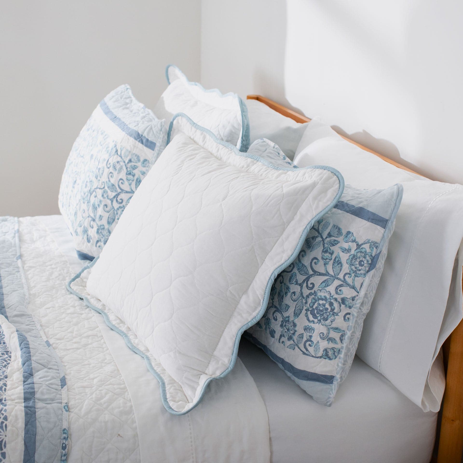 Coastal Chic Scalloped Edge Reversible Quilt 3-Piece Bedding Set | Soft & Breathable Comforter with Duvet Cover & Shams | Perfect for Beach House, Guest Room & Coastal Decor
