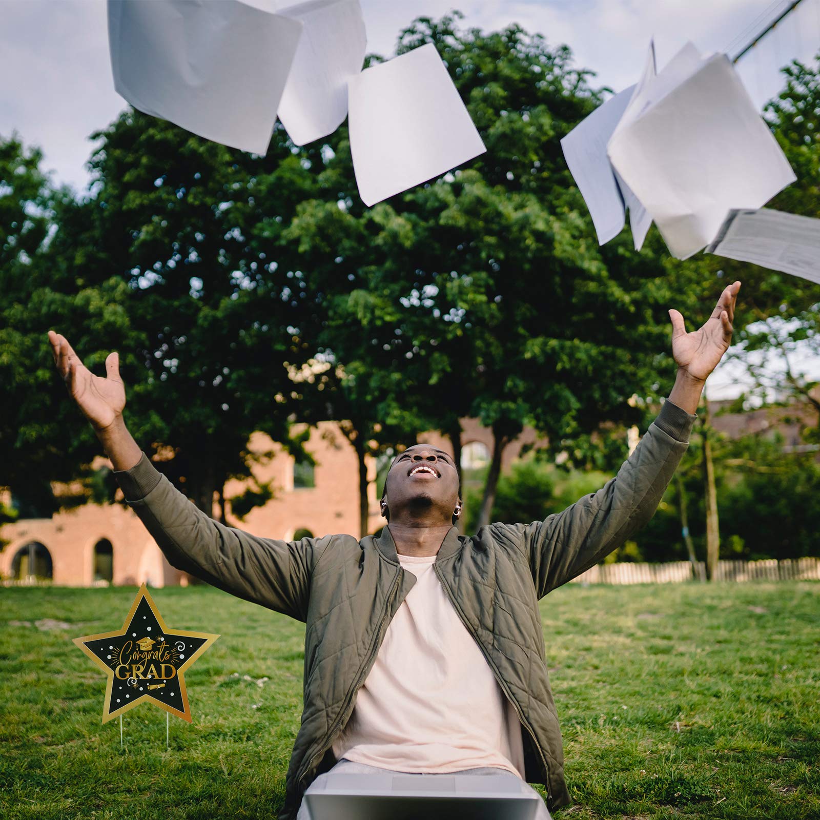 ABOOFAN Graduation Cap Garden Flag - 1pc Plastic Yard Sign with Logo for Graduation Decorations, Perfect for Outdoor Graduation Party, Lawn Decor & School Celebrations