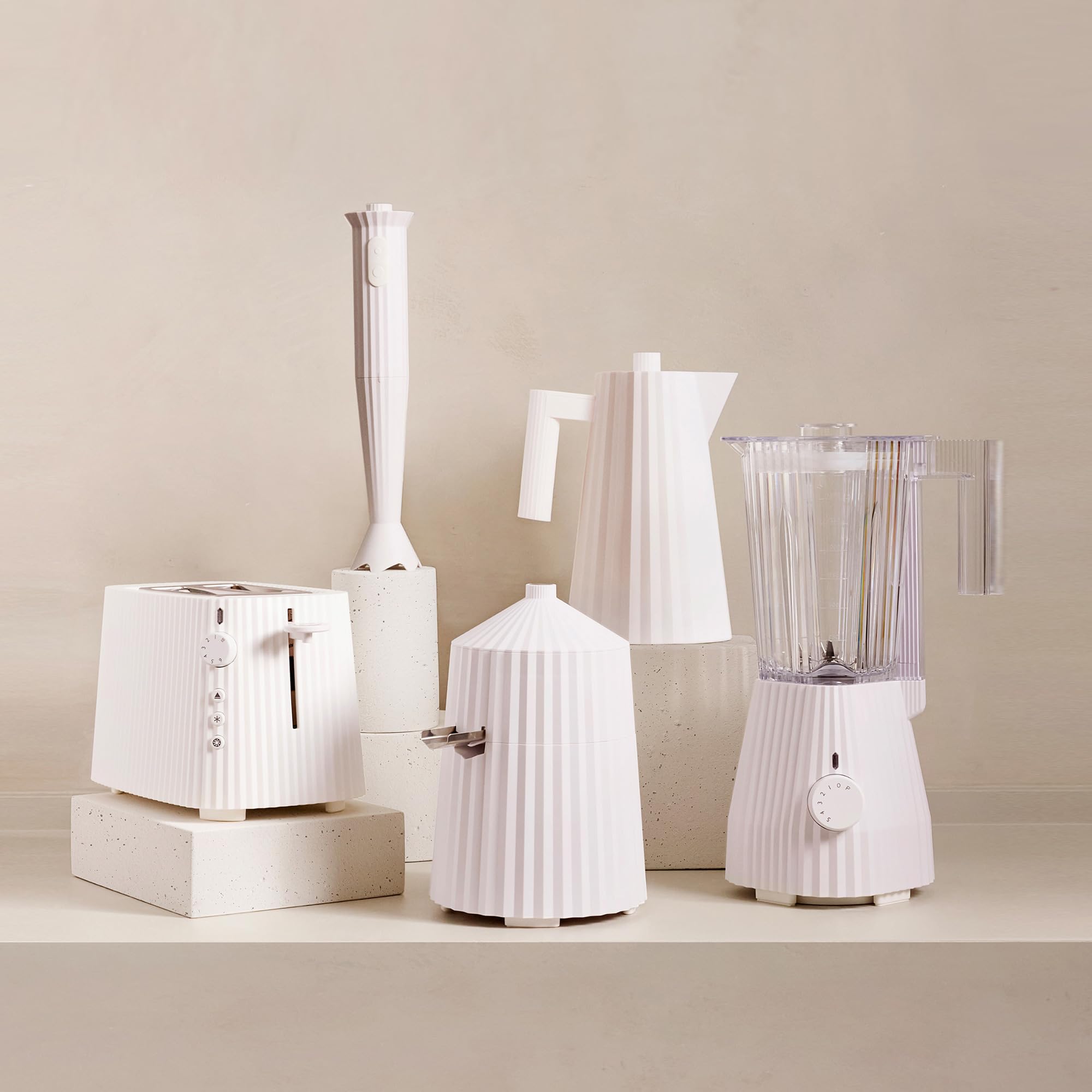 Alessi Plissé MDL09W/USA 700W Blender - White Thermoplastic Resin Pitcher with PCTG Graduation & US Plug - Perfect for Smoothies, Cocktails & Kitchen Prep