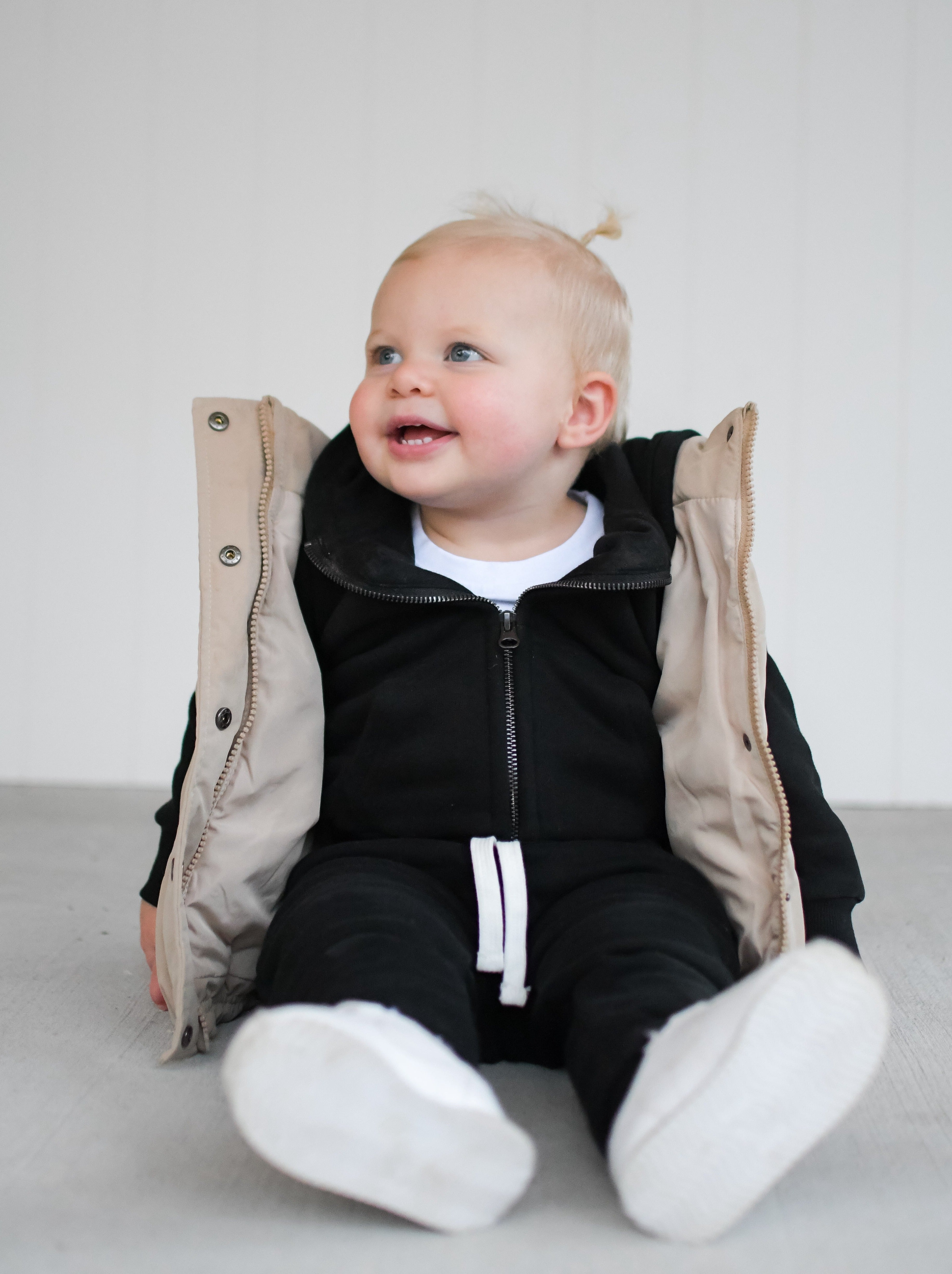 Classic Black Zip-Up Hoodie for Men & Women - Comfortable Casual Wear for Outdoor Activities, Gym, and Everyday Use
