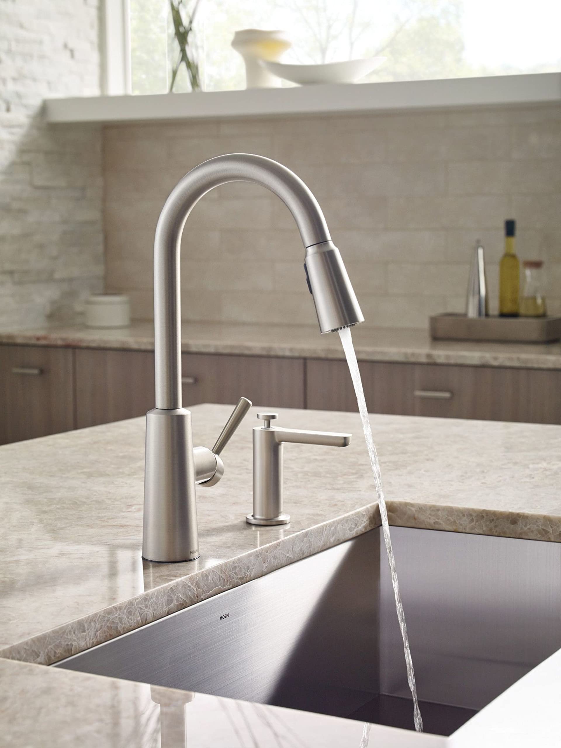 Moen Riley Spot Resist Stainless Steel One-Handle Pull-Down Kitchen Faucet with Power Boost & Reflex Docking System - Modern Kitchen Sink Faucet (Model 7402SRS) - Perfect for Residential Kitchens, Restaurants, and Commercial Use