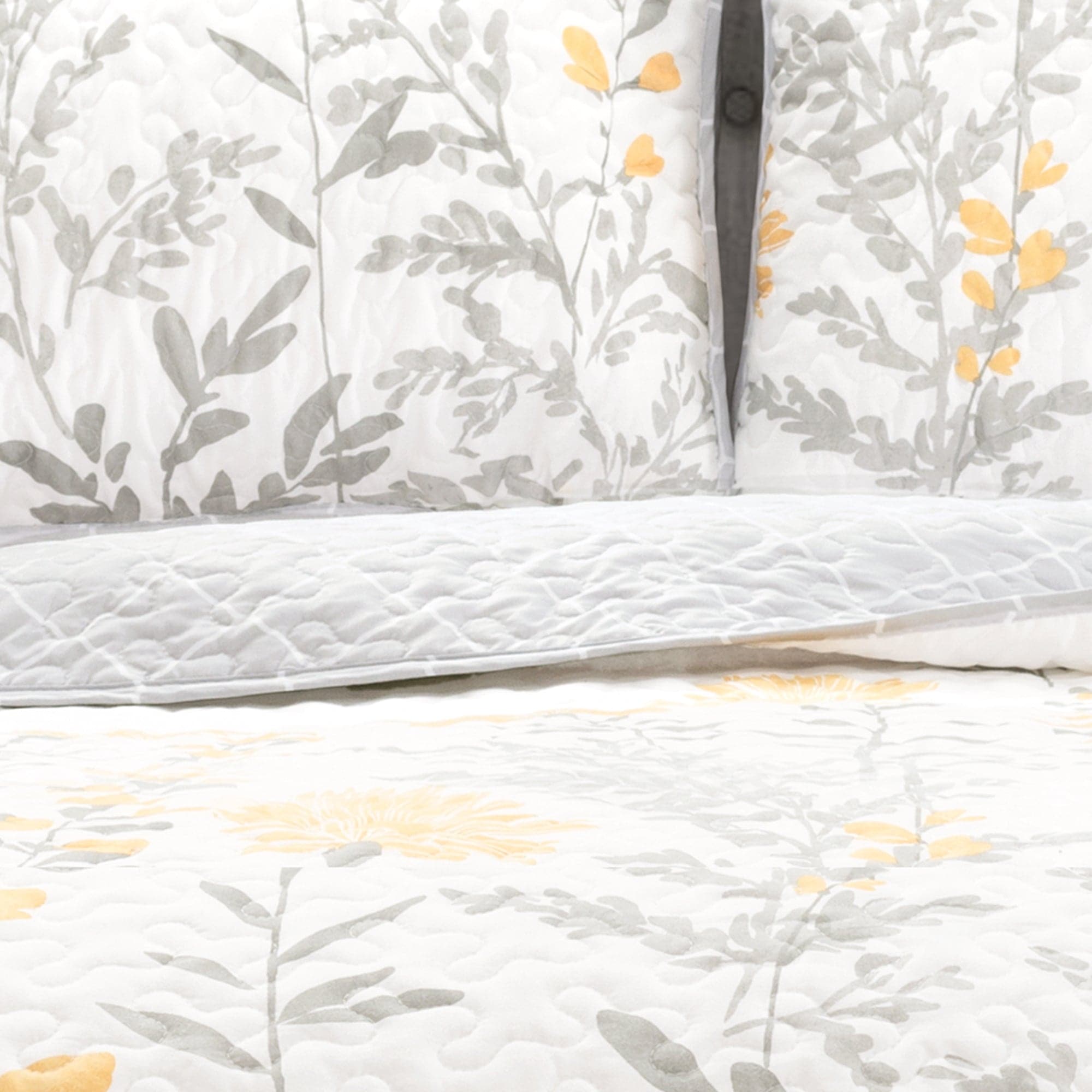 Aprile 3-Piece Quilt Set Queen Size - Soft Bedding Comforter Set with Pillow Shams - Perfect for Master Bedroom, Guest Room & Cozy Home Decor
