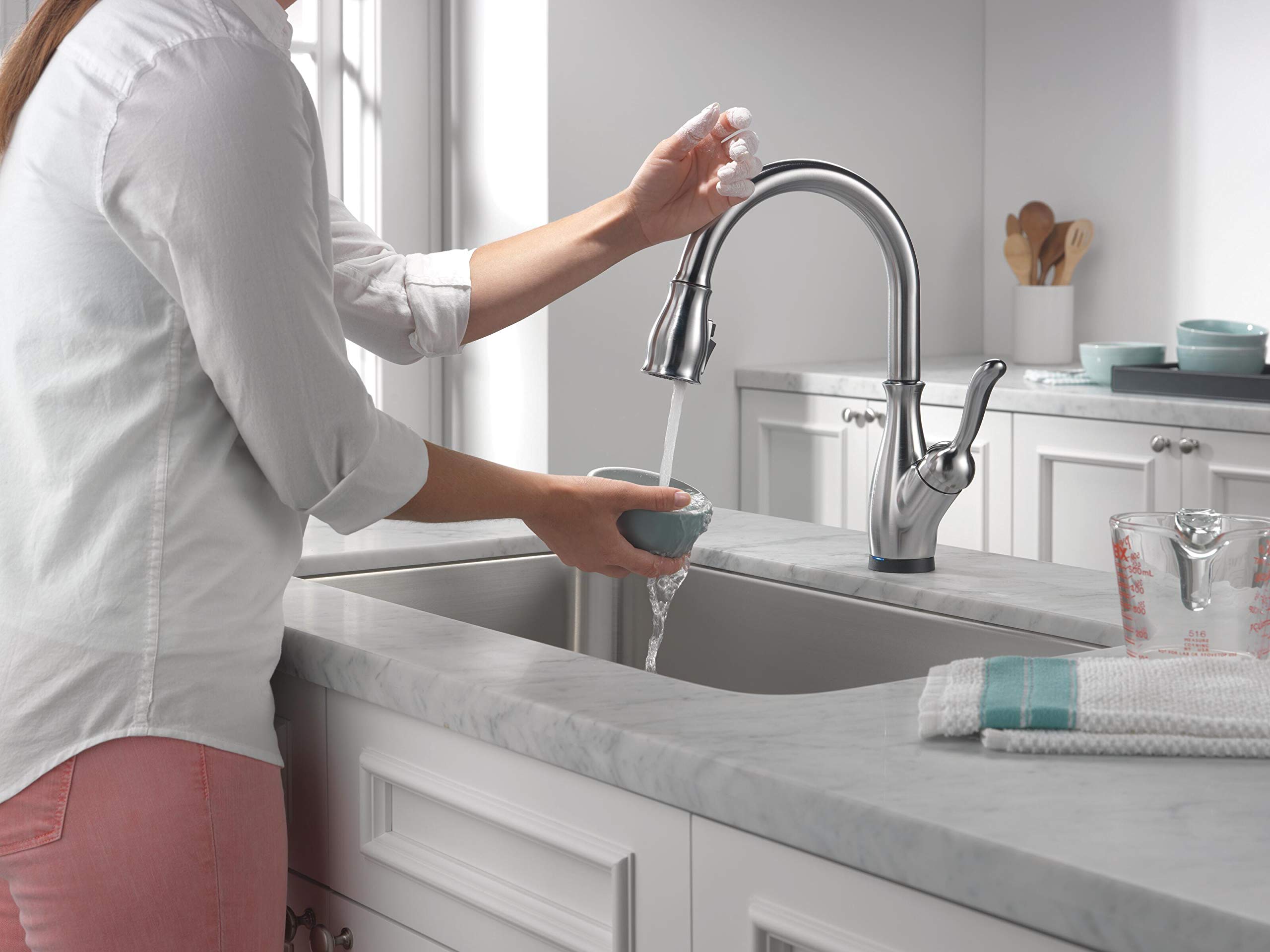 DELTA Faucet Leland Single-Handle Touch Kitchen Faucet with Pull Down Sprayer - Touch2O Technology, Magnetic Docking Spray Head & Soap Dispenser in Arctic Stainless Finish | Perfect for Modern Kitchens & Easy Cooking Cleanup