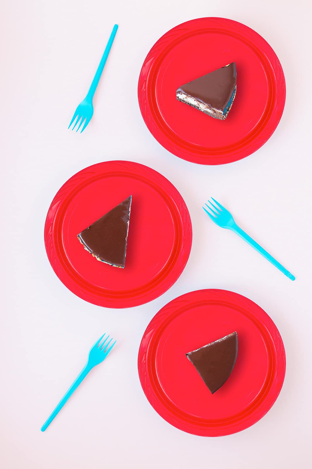 DecorRack 100-Pack 9 Inch Red Plastic Party Plates - Disposable Round Tableware for Birthdays, BBQs, Picnics & Events - Ideal for Indoor/Outdoor Use, Lunch & Dinner Parties