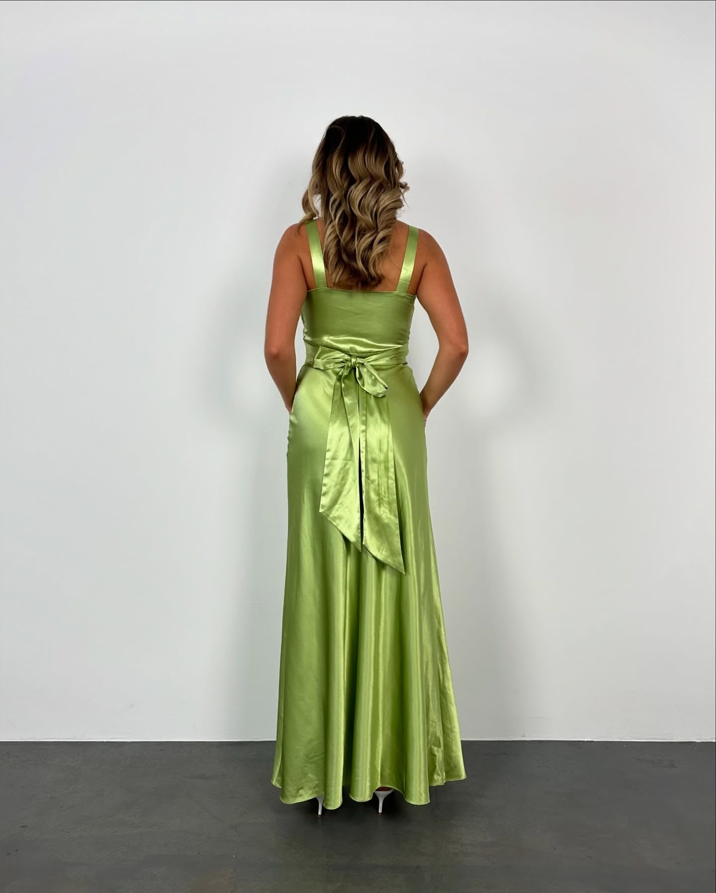 Elegant Green Sheath Satin Prom Dress for Evening Gala & Formal Party - Perfect for Homecoming, Wedding Guest & Black Tie Events