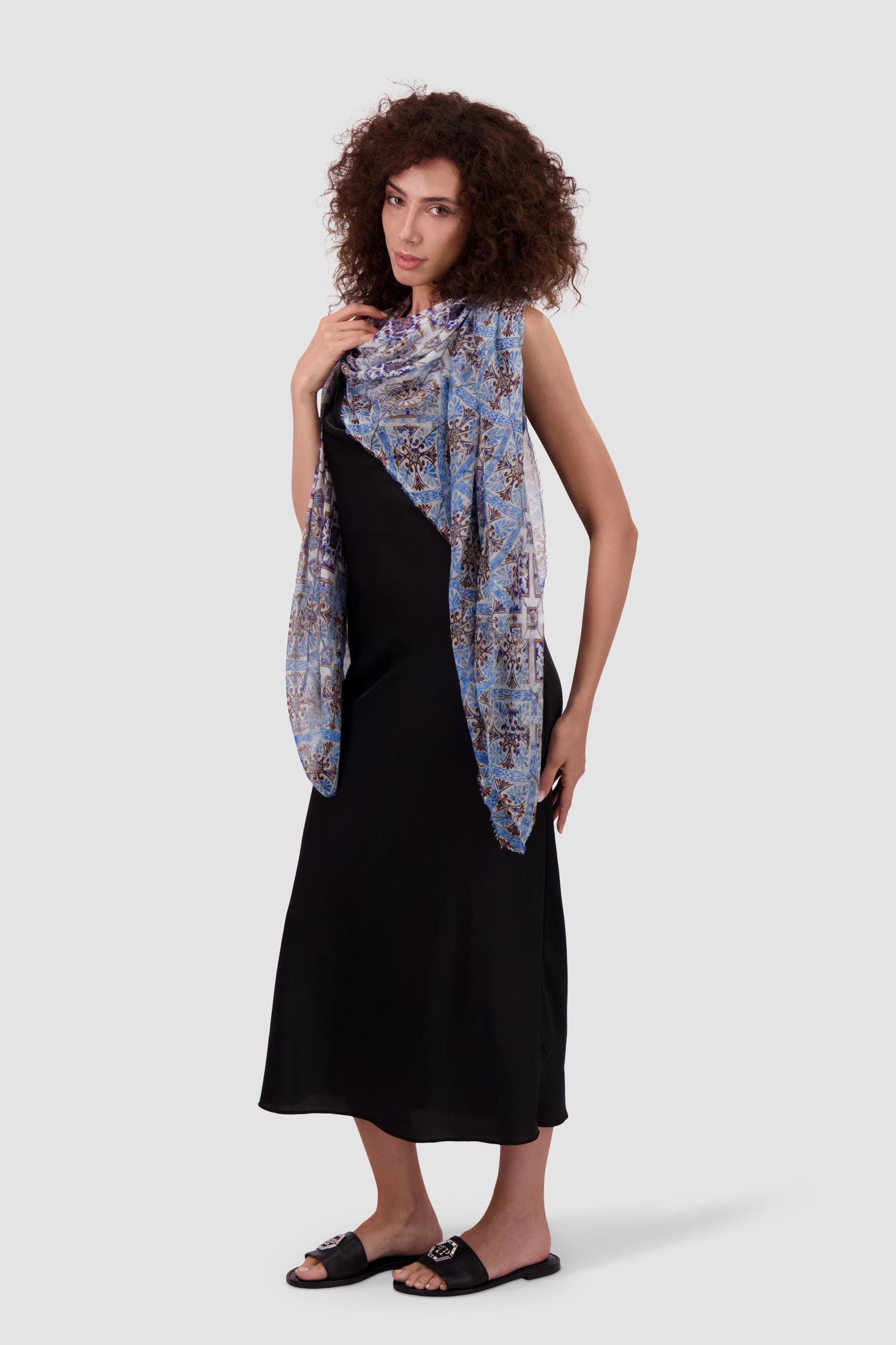 Faliero Sarti Richard Blue Scarf - Luxury Italian Cashmere Wrap for Women - Perfect for Winter Fashion, Office Wear & Gift Giving