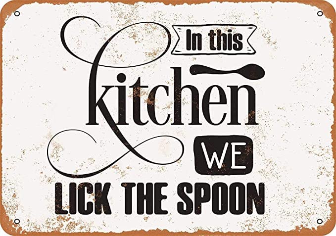 SaNavie Retro Vintage 'In This Kitchen We Lick The Spoon' Wall Decor Plaque Sign - 12x8 Inch Rustic Kitchen Decor for Home, Bar, Pub & Restaurant - Perfect for Farmhouse, Coffee Shop & Dining Room Wall Art