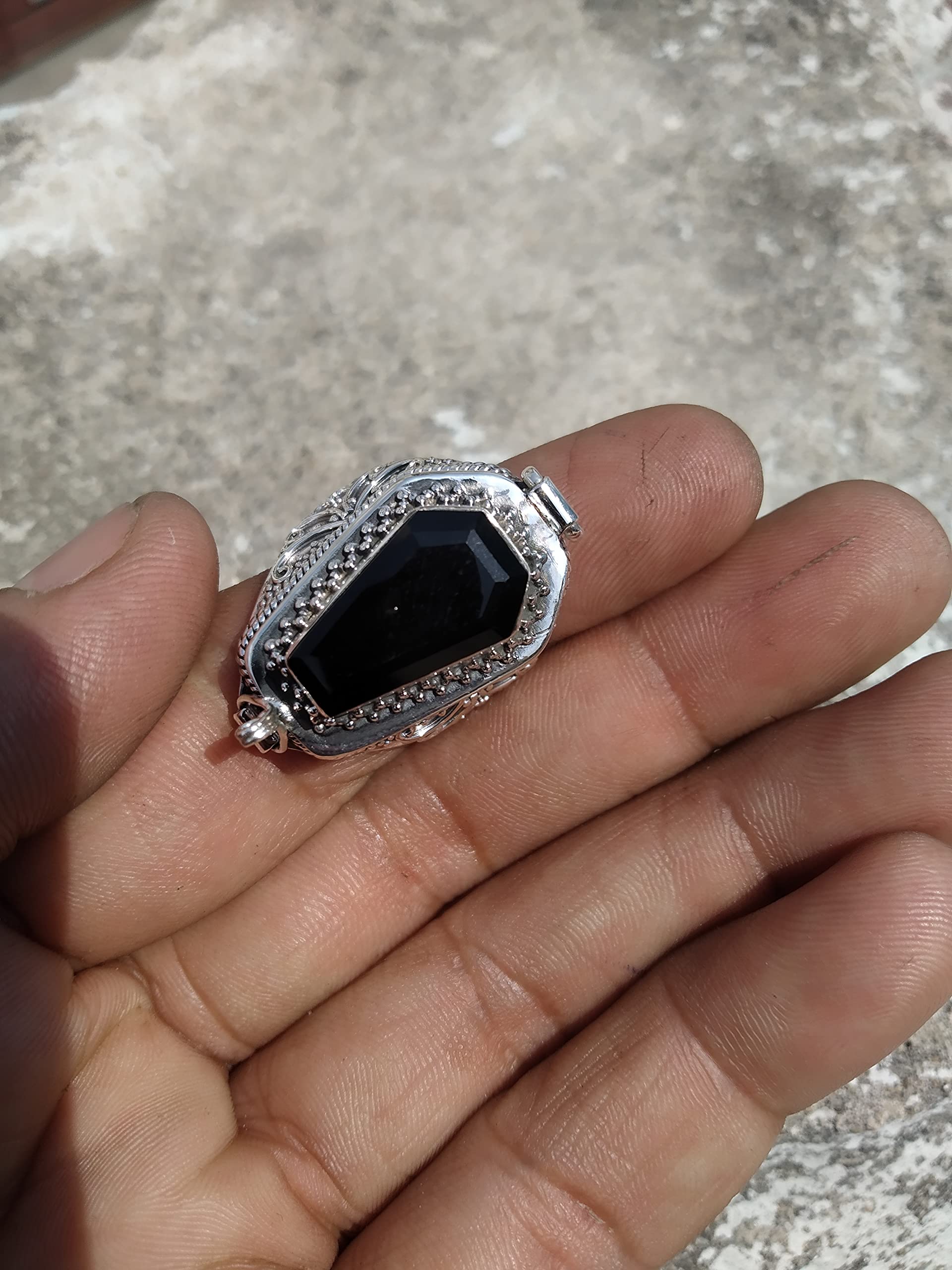 Oyster Copper Turquoise Coffin Poison Ring - Handmade Silver Compartment Box Ring with Howlite & Black Onyx - Openable Gift for Mom - Perfect for Gothic Fashion, Witchy Aesthetic & Unique Jewelry Collections