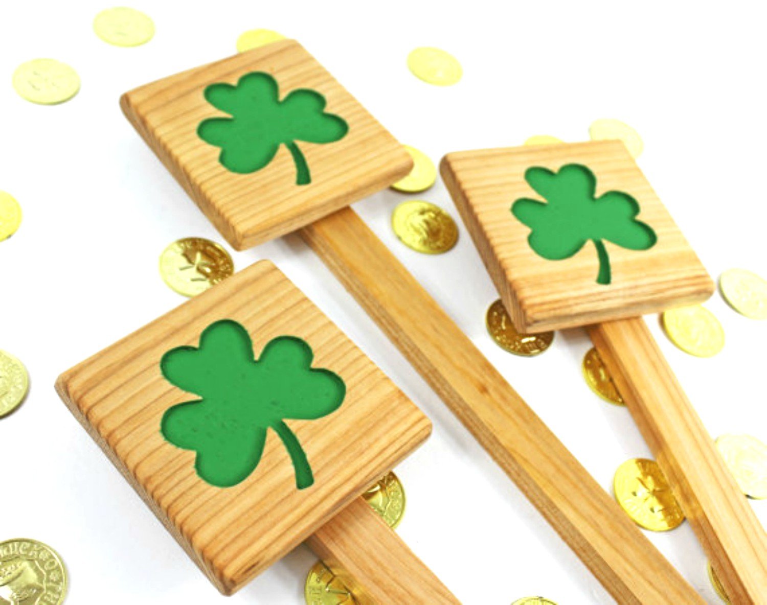 Shamrock Garden Decor - Lucky Clover Wooden St. Patrick's Day Sign - Celtic Themed Kelley Green Custom Garden Stake for Outdoor Yard Decor - Perfect for St. Patrick's Day Celebrations, Irish-Themed Gardens & Front Yard Displays
