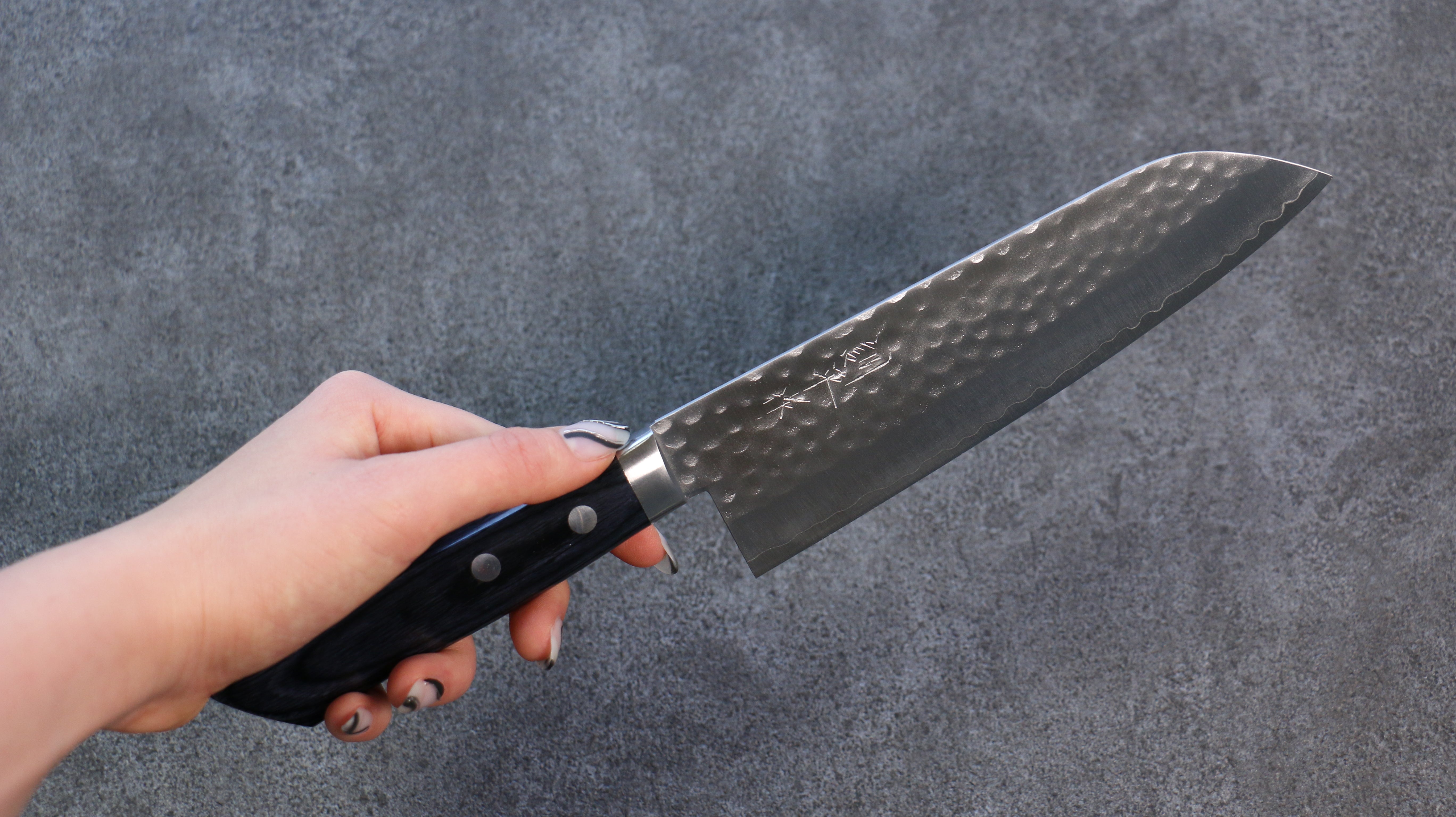 Kunihira VG1 Hammered Santoku Knife 170mm - Japanese Chef Knife with Navy Blue Pakkawood Handle - Perfect for Slicing, Dicing & Chopping Vegetables, Meat & Fish