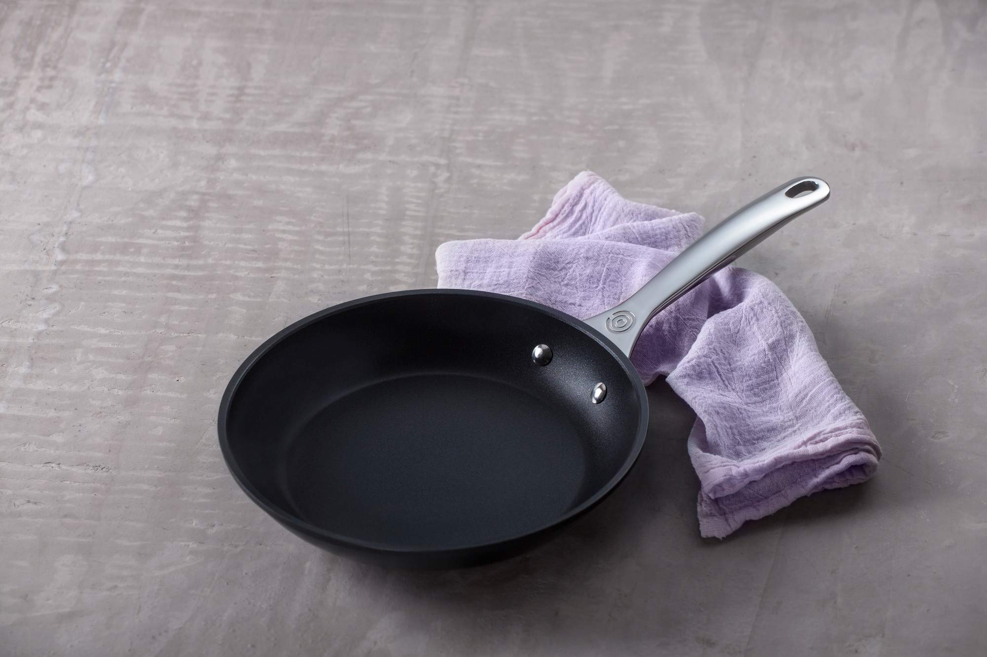 Le Creuset Toughened Nonstick PRO Fry Pan 11 Inch - Durable Gray Cookware for Professional Cooking | Perfect for Searing, Frying & Sauteing in Home Kitchens