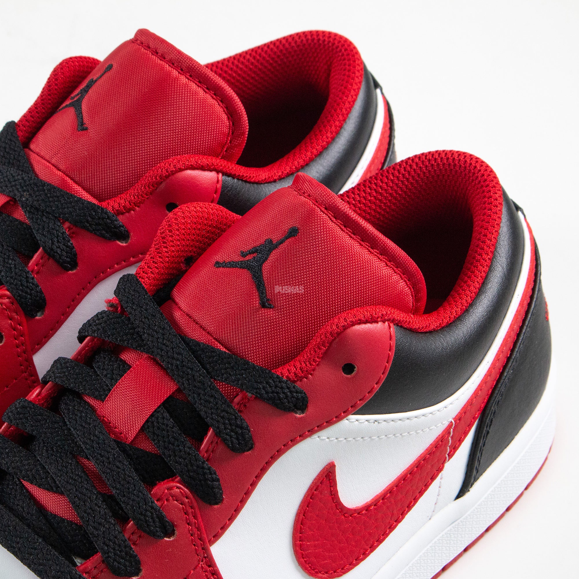 Air Jordan 1 Low 'Bulls' Basketball Shoes 2022 Edition - Men's Retro Sneakers for Casual Wear & Street Style
