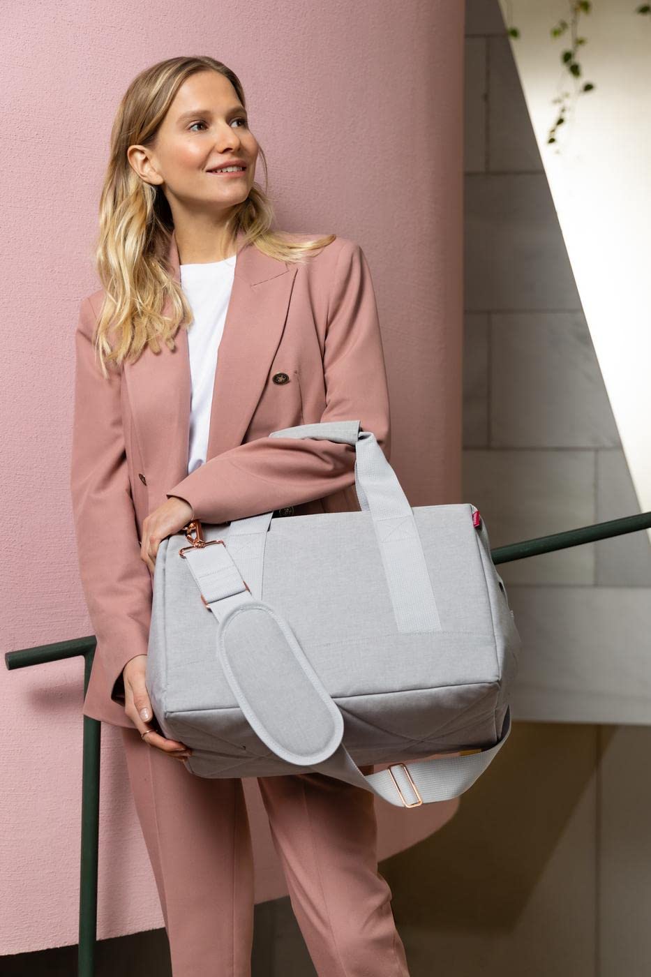 Reisenthel Allrounder M - Lightweight Travel Bag with Large Zipper Opening, Perfect Carry-On Luggage for Airplane, Business Trips & Weekend Getaways