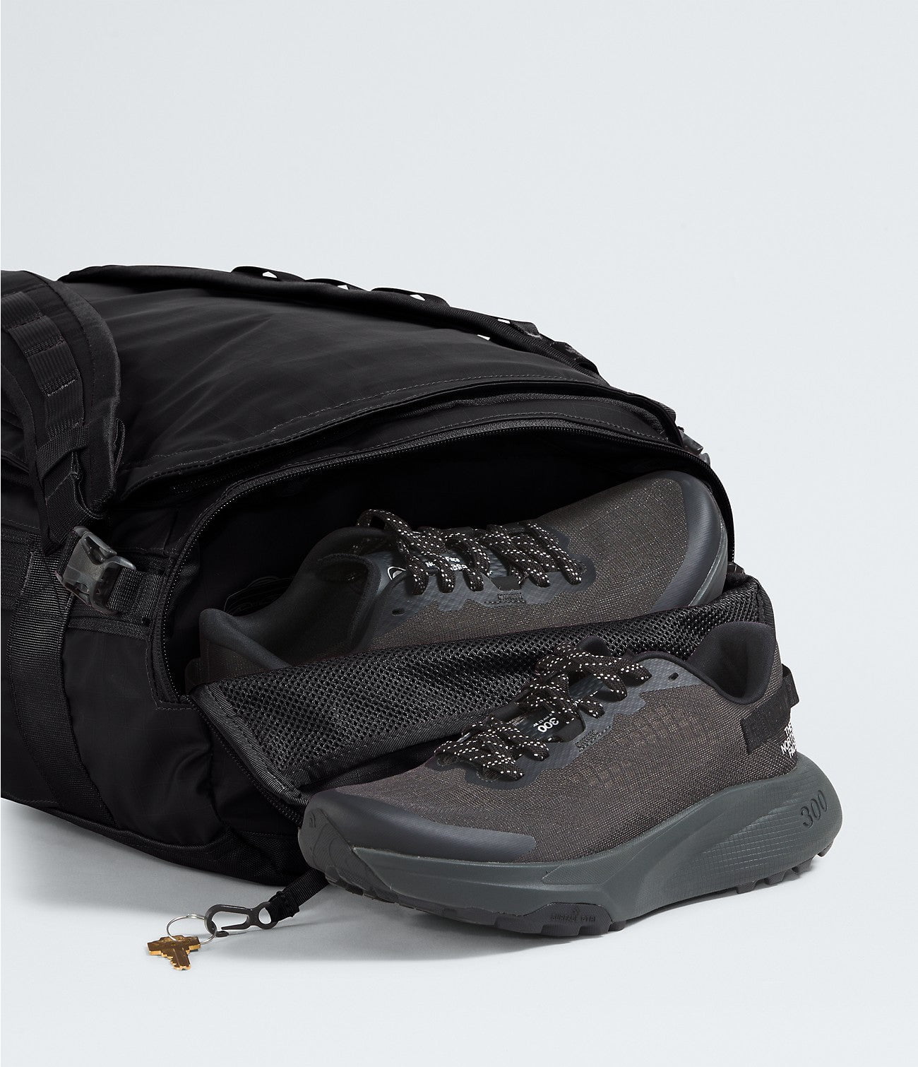 The North Face Base Camp Voyager Duffel 32L - Durable Travel Duffel Bag for Hiking, Camping & Gym - Water-Resistant & Lightweight Carry-On Luggage