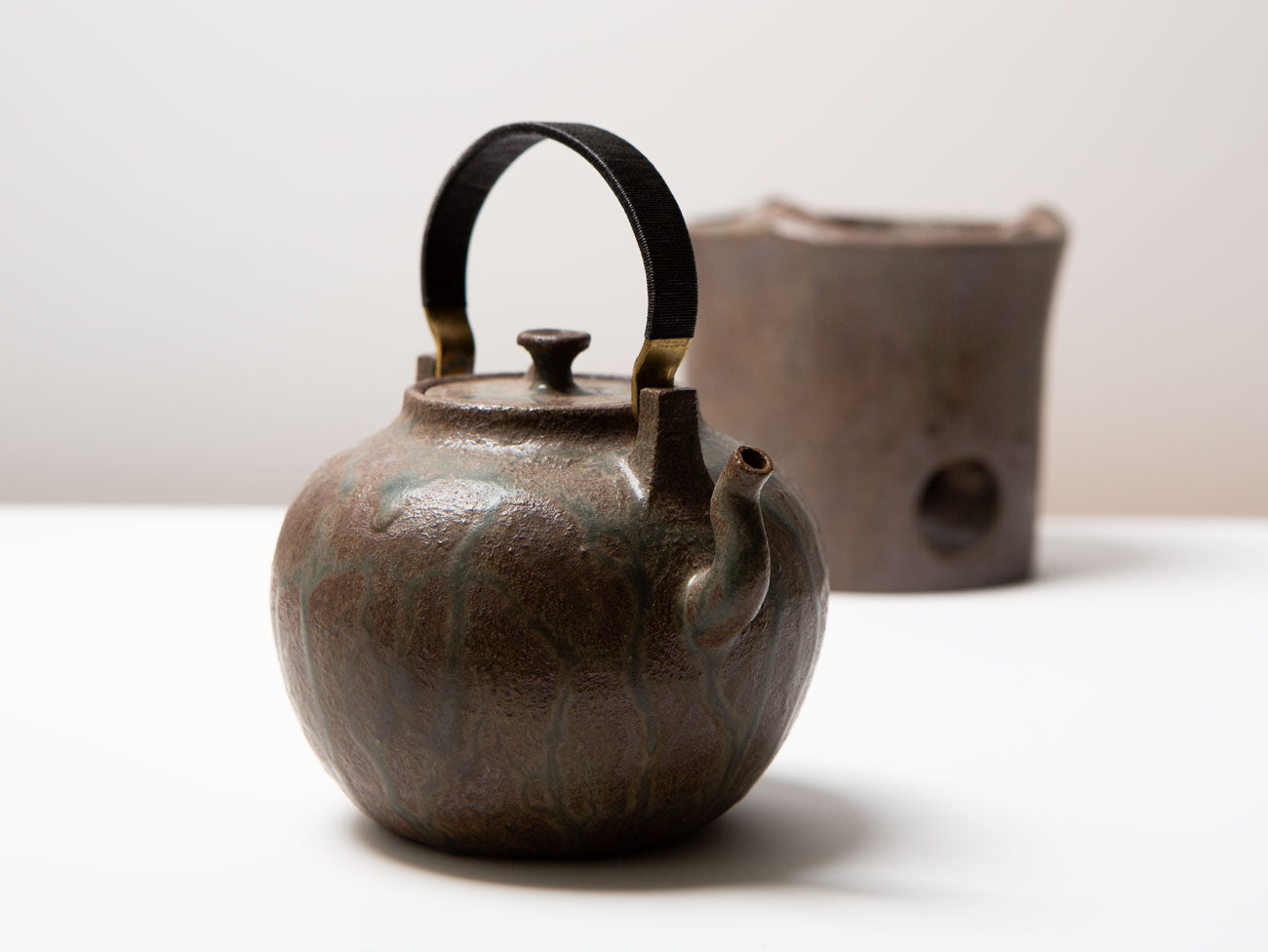 Premium Pear Ash Kettle & Round Brazier - Large Cast Iron Tea Pot for Japanese Tea Ceremony, Outdoor Camping & Home Decor | Traditional Tetsubin Style with Rustic Charm
