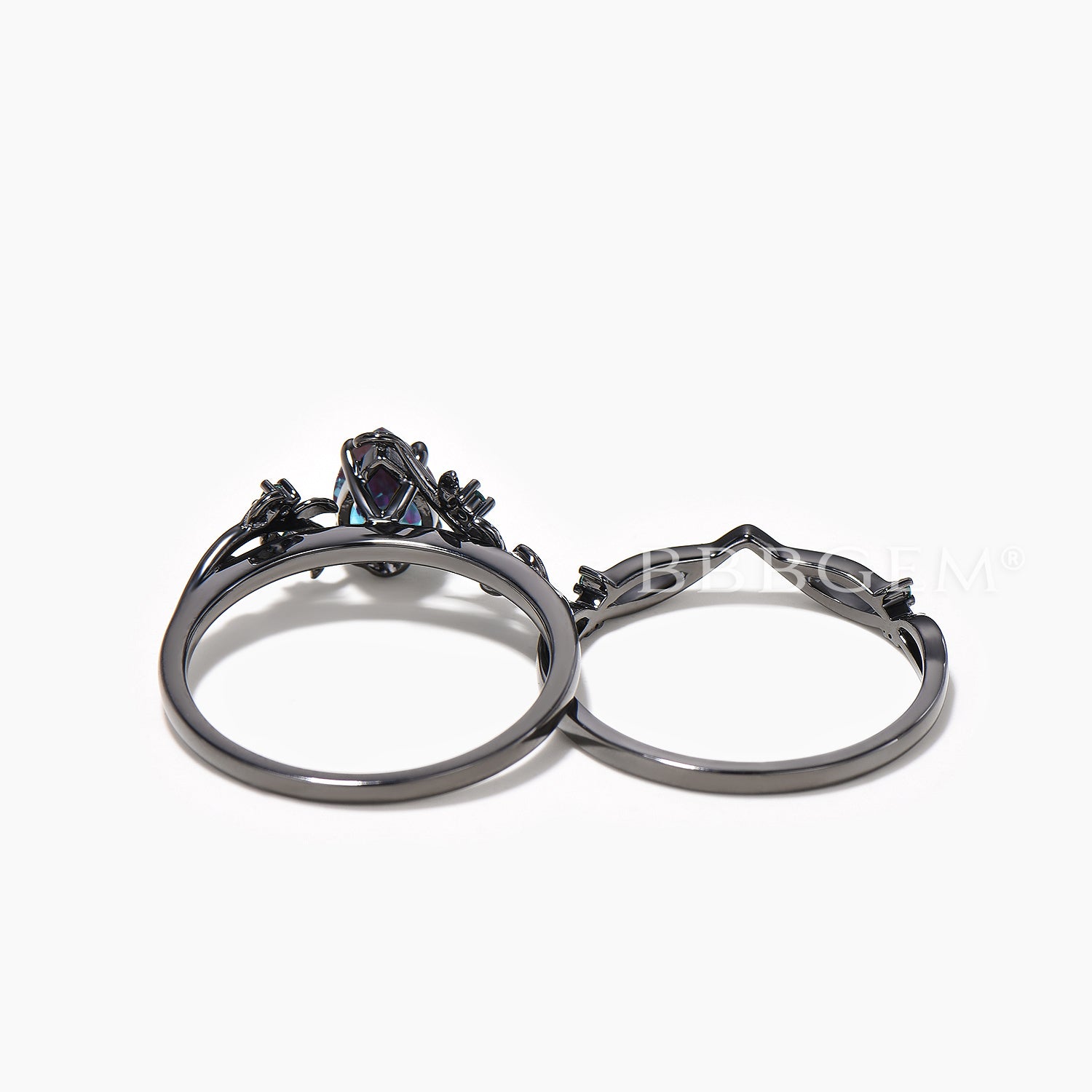 Teardrop Cut Color-Changing Alexandrite Leaf Ring with Emerald Accents in Black Gold Bridal Set – Perfect for Engagement, Wedding & Anniversary Gifts
