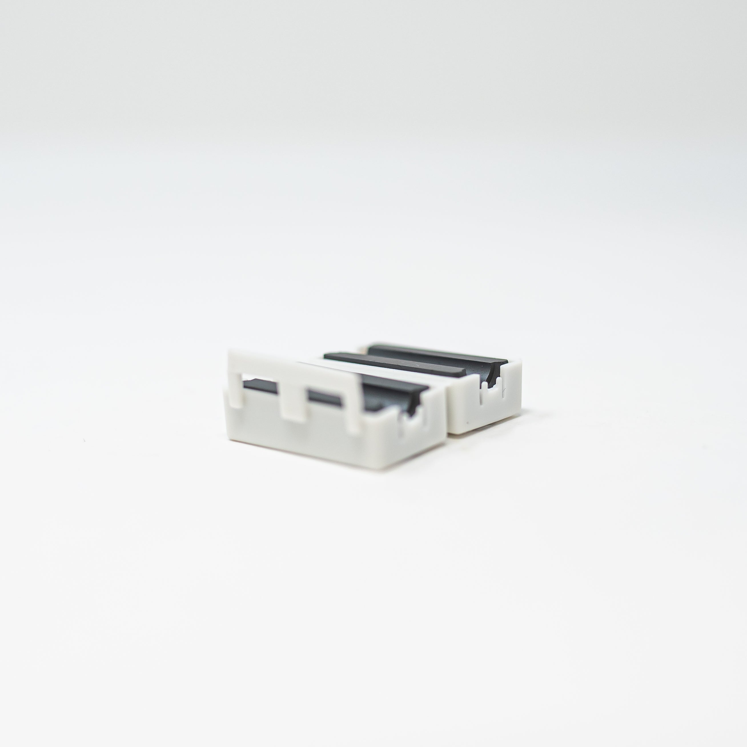 High-Quality Clamp-On Ferrite Bead Inductor for EMI/RFI Noise Suppression - Perfect for Electronics, Cables & Power Supplies