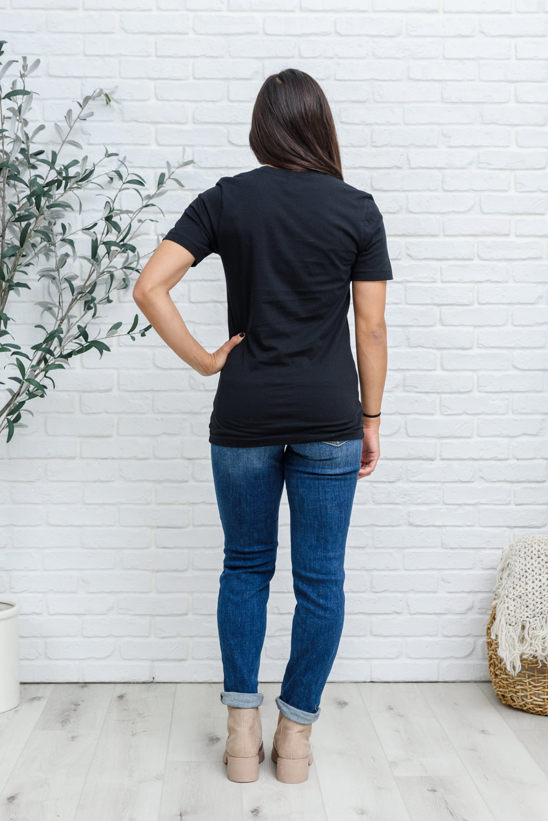 Grateful Heart Graphic T-Shirt in Black | Trendy Casual Wear for Men & Women | Perfect for Everyday Outfits, Gifts & Special Occasions