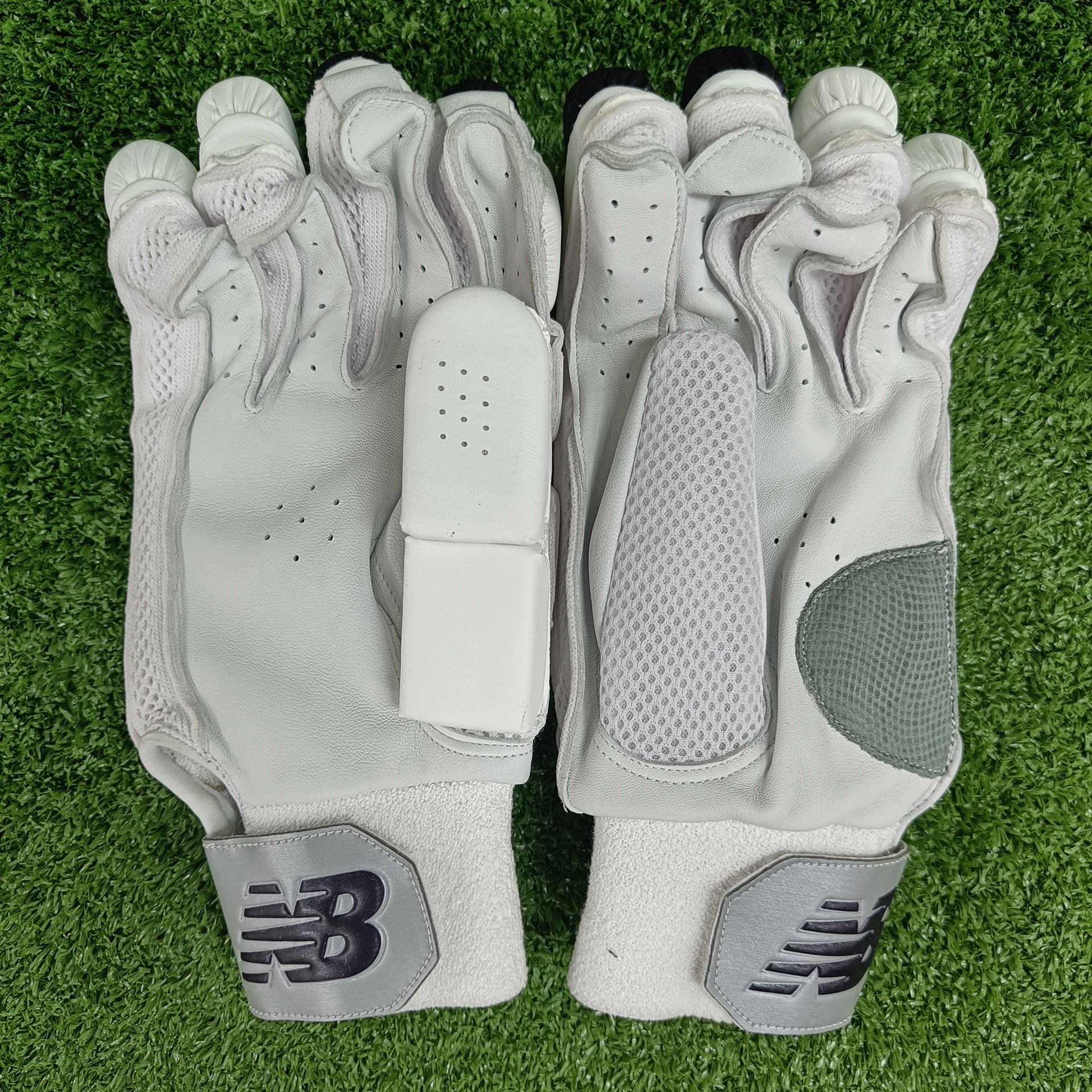 New Balance DC 10i Pro Cricket Batting Gloves - Premium Leather Protection for Cricket Players - Perfect for Practice & Match Play