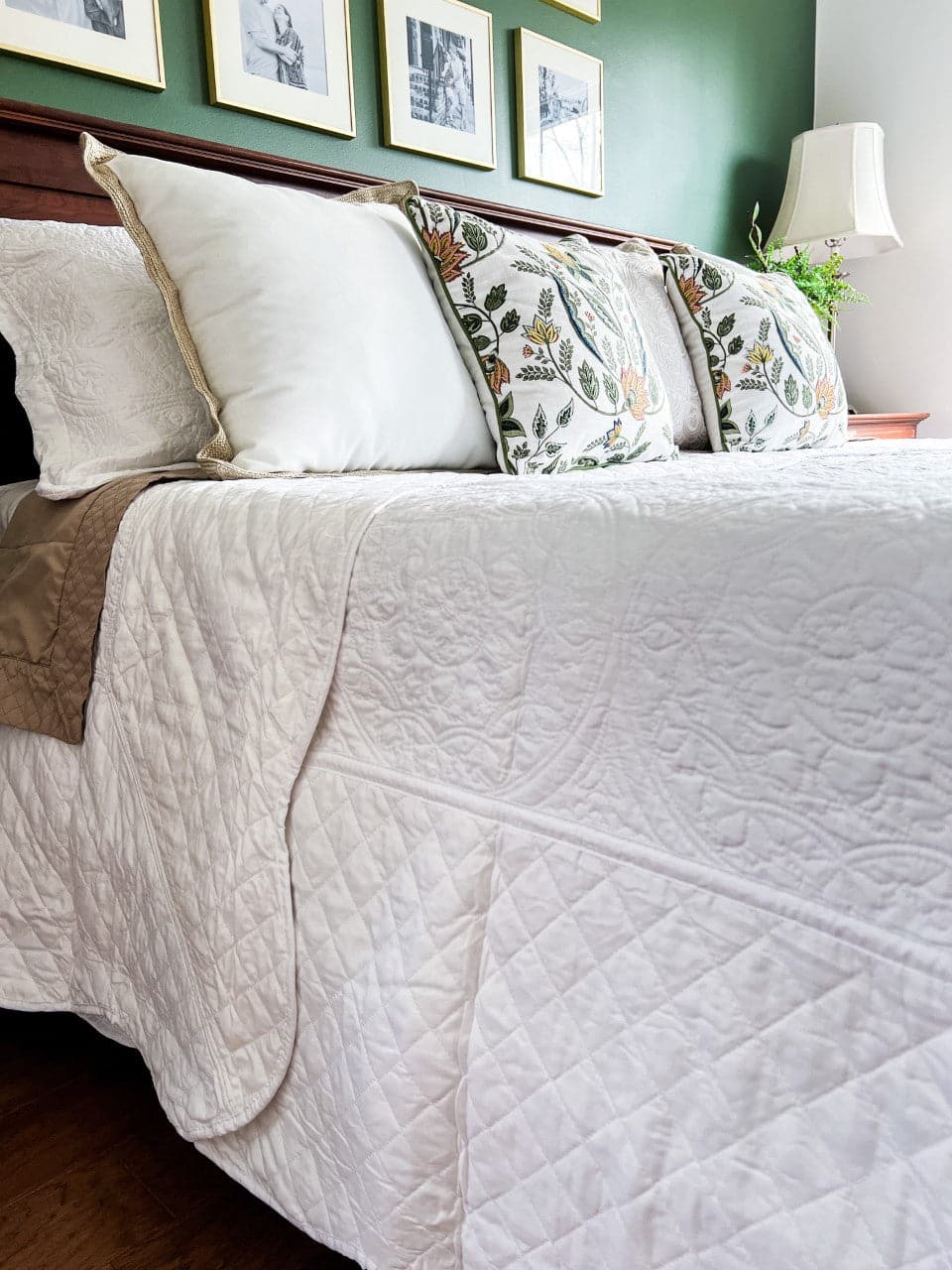 Medallion Scalloped Edge Oversized Bedspread Set - King Size Luxury Bedding with Embroidered Design for Master Bedroom, Guest Room & Hotel Decor