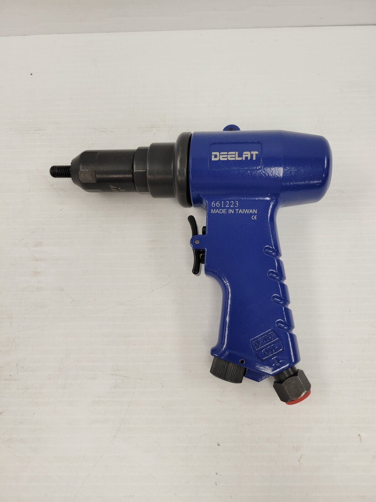 Deelat Air Riveter - Heavy Duty Pneumatic Rivet Gun for Metal, Plastic & Leather - Perfect for Automotive, HVAC & DIY Projects