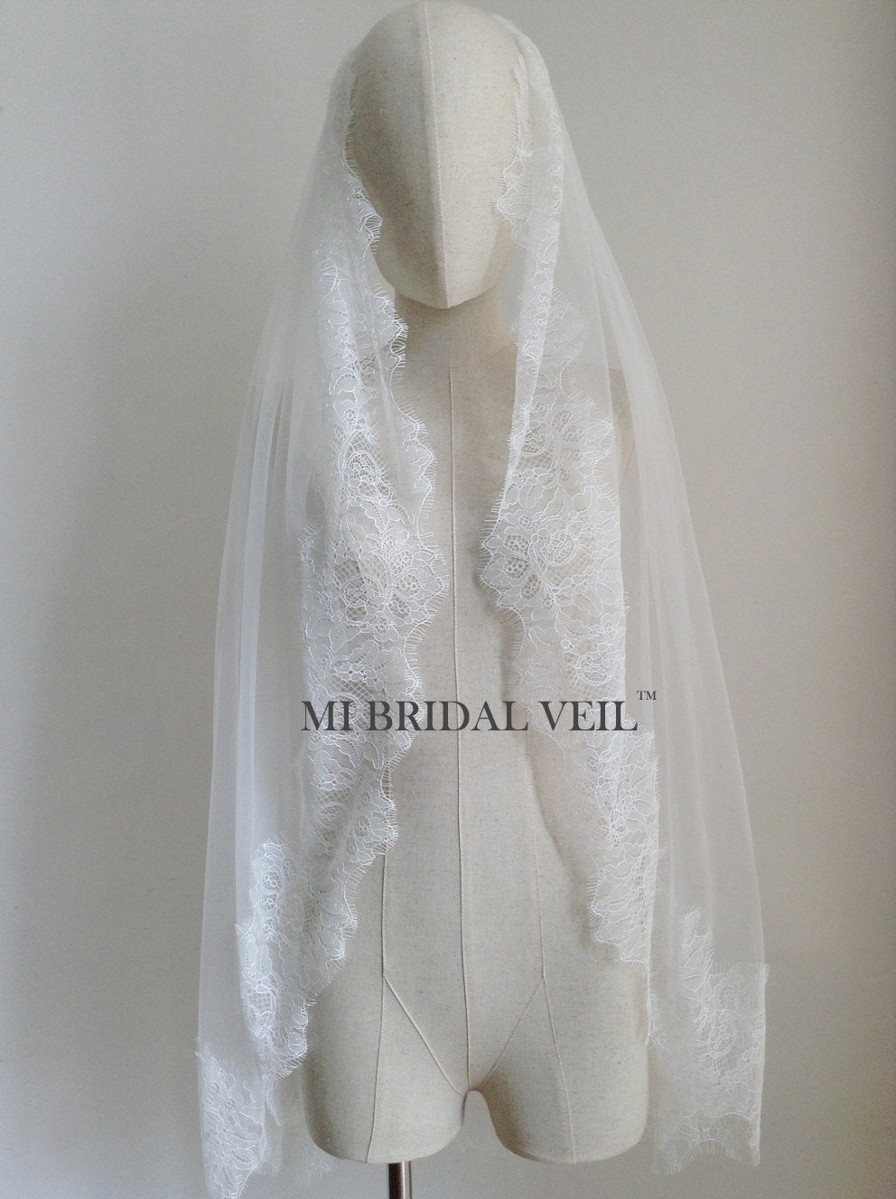 Elegant Chantilly Lace Wedding Veil - Fingertip Length Boho Bridal Veil for Romantic Ceremonies & Outdoor Weddings