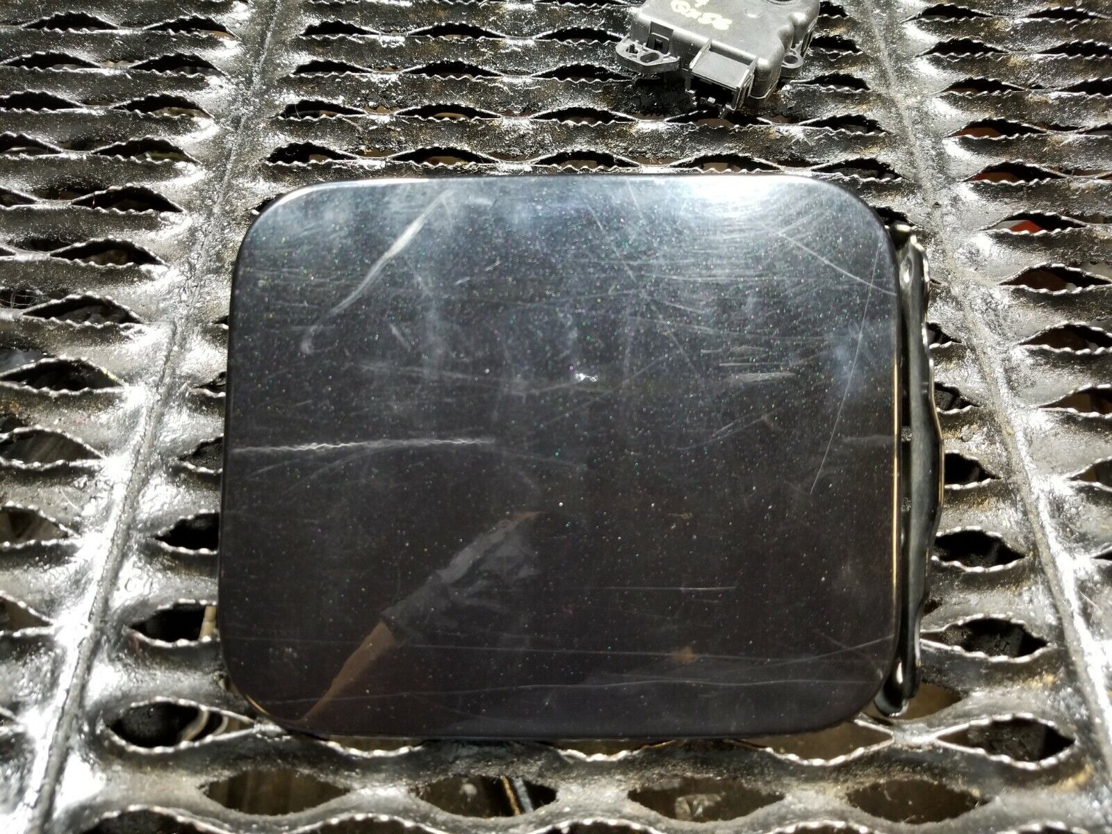 2004-2007 Infiniti QX56 OEM Fuel Tank Door Lid with Gas Cap Replacement - Perfect for Off-Roading & Daily Commutes