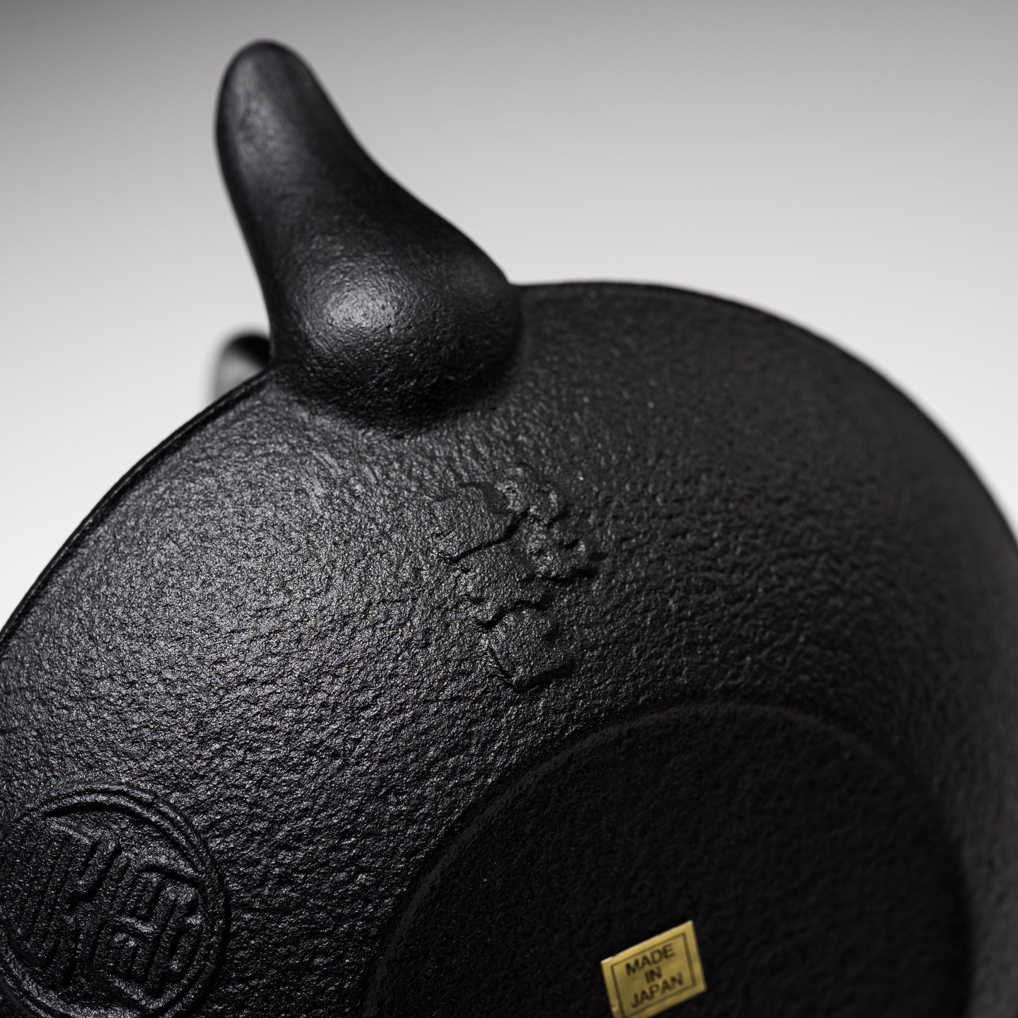 Premium Japanese Cast Iron Teapot - Authentic Kyo Kiyomizu Ware Black Komon Design (410ml) | Southern Ironware for Tea Ceremony, Home Decor & Gift Giving